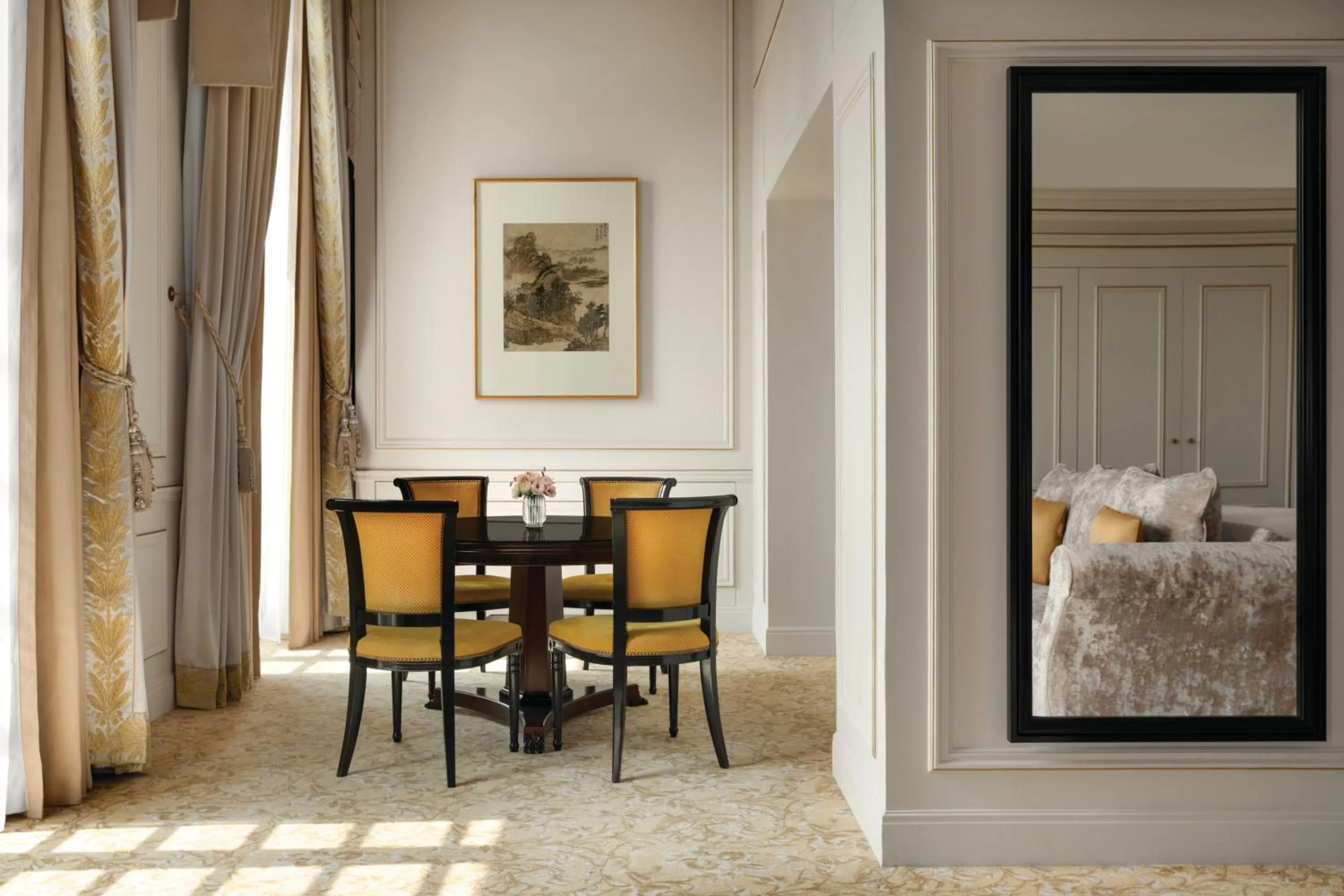 Seating area, Bed in Shangri-La Paris