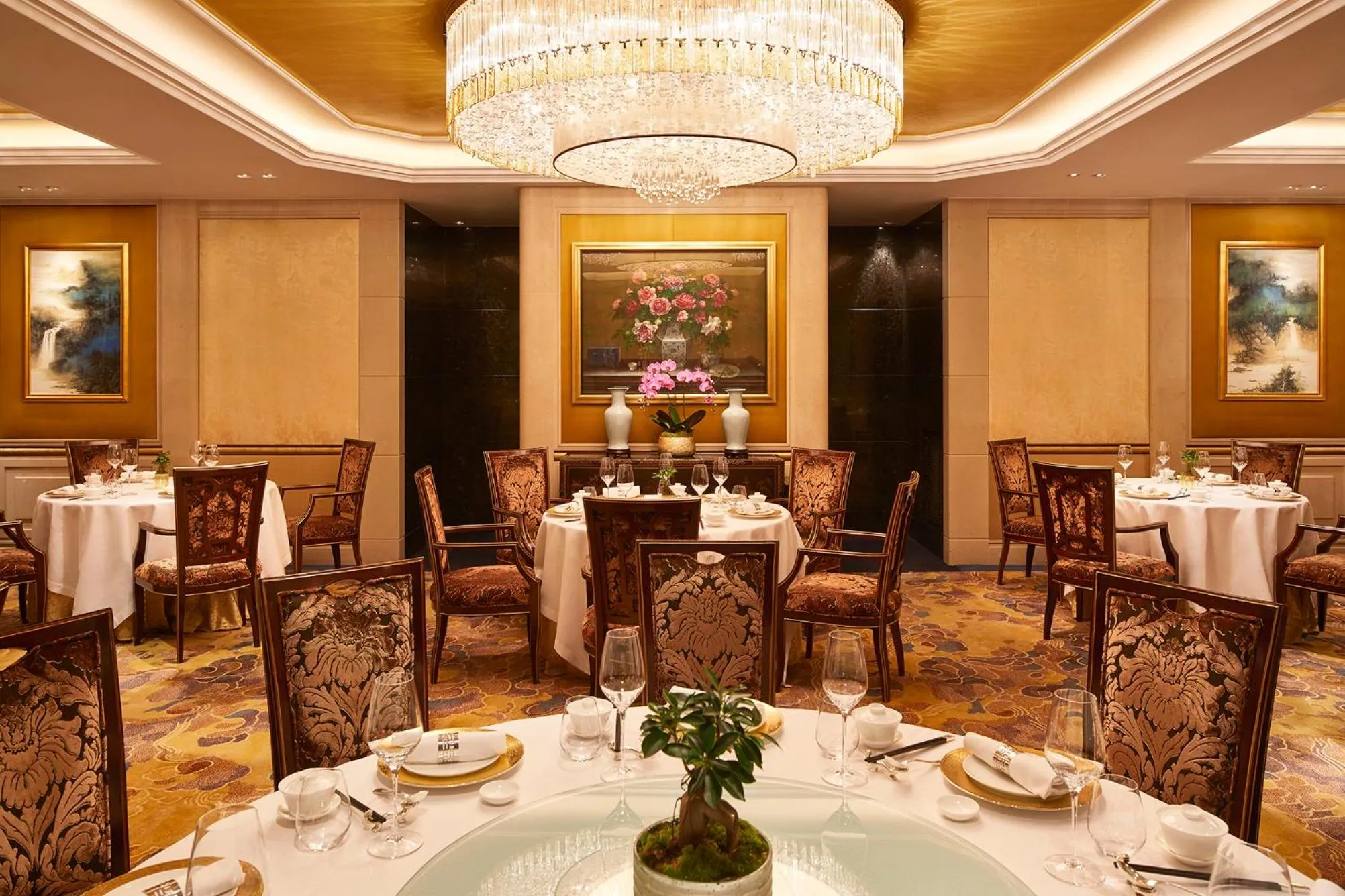 Restaurant/places to eat in Shangri-La Paris