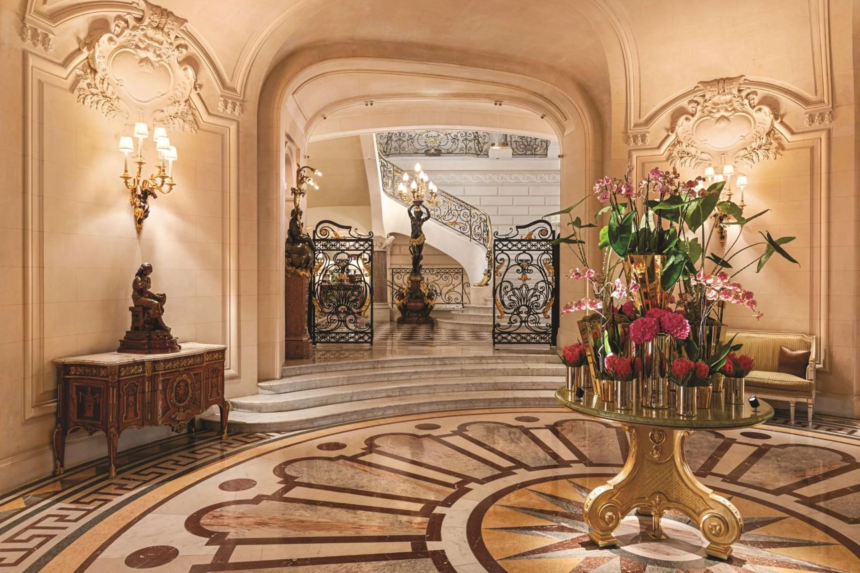 Lobby or reception in Shangri-La Paris