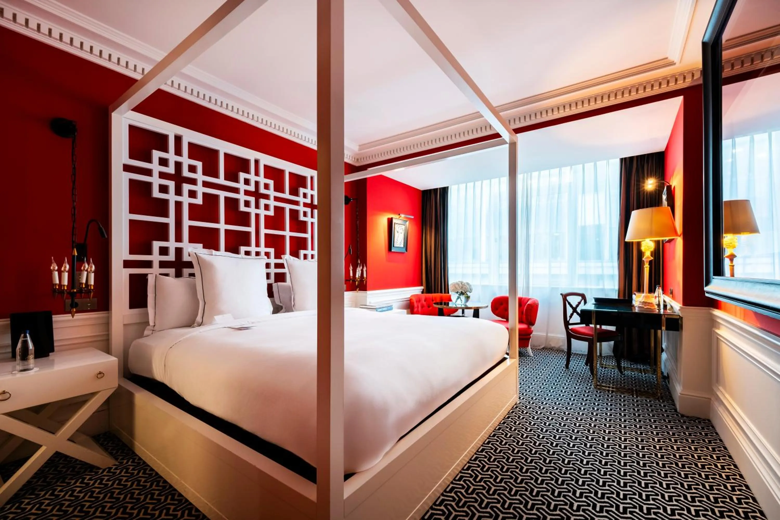 Bed in Hôtel de Berri Champs-Élysées, a Luxury Collection Hotel