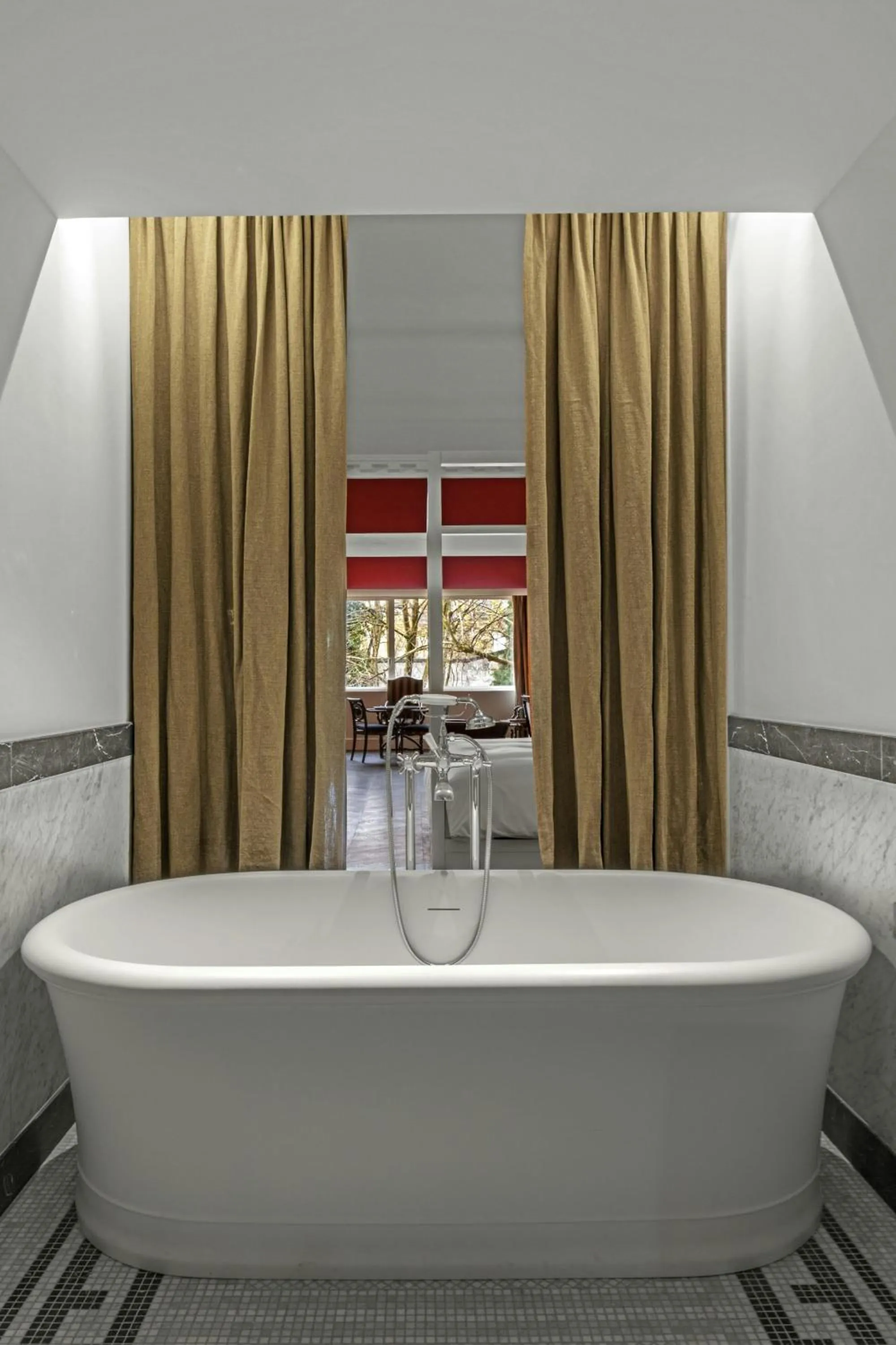 Bathroom in Hôtel de Berri Champs-Élysées, a Luxury Collection Hotel