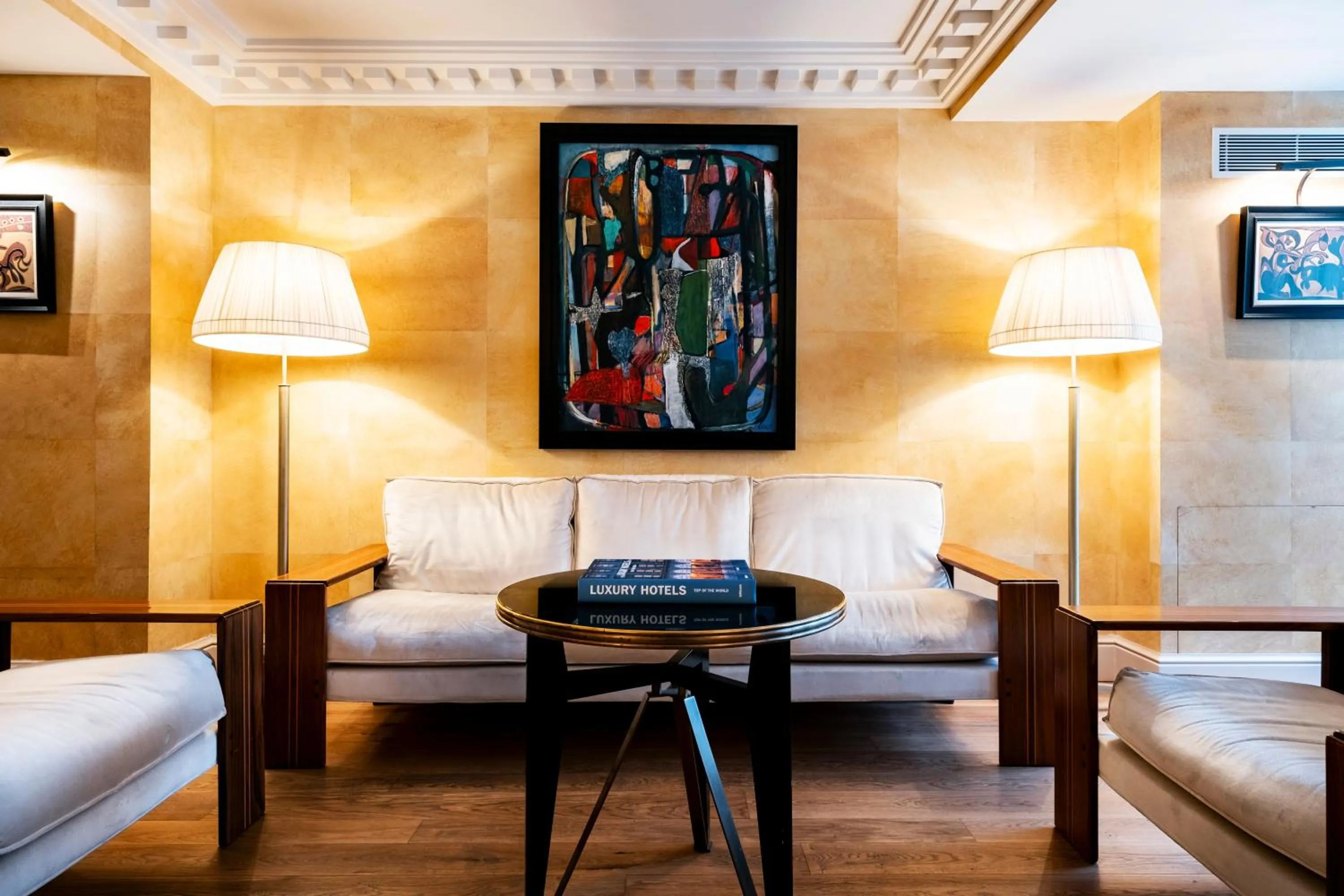 Bed in Hôtel de Berri Champs-Élysées, a Luxury Collection Hotel