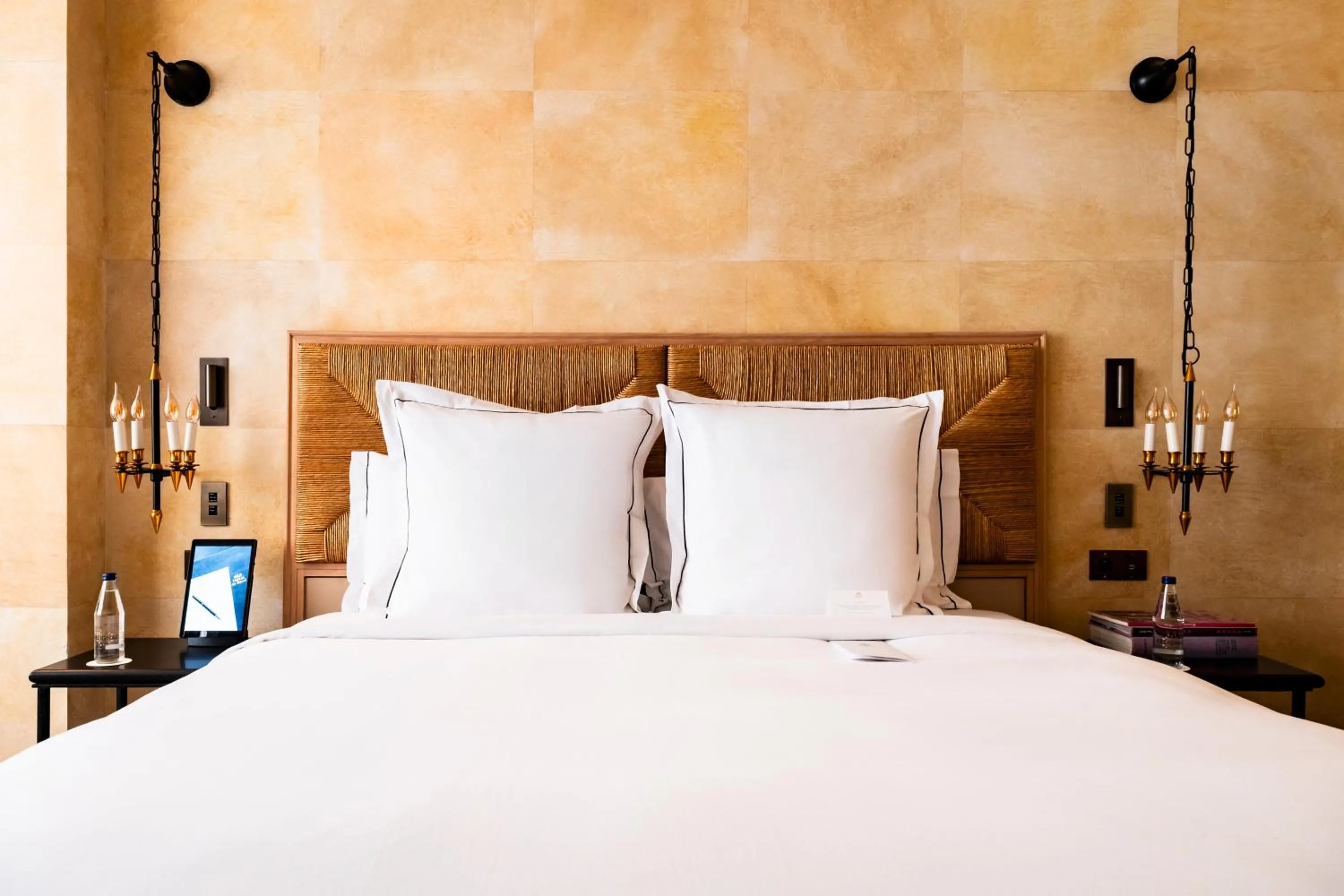 Bed in Hôtel de Berri Champs-Élysées, a Luxury Collection Hotel