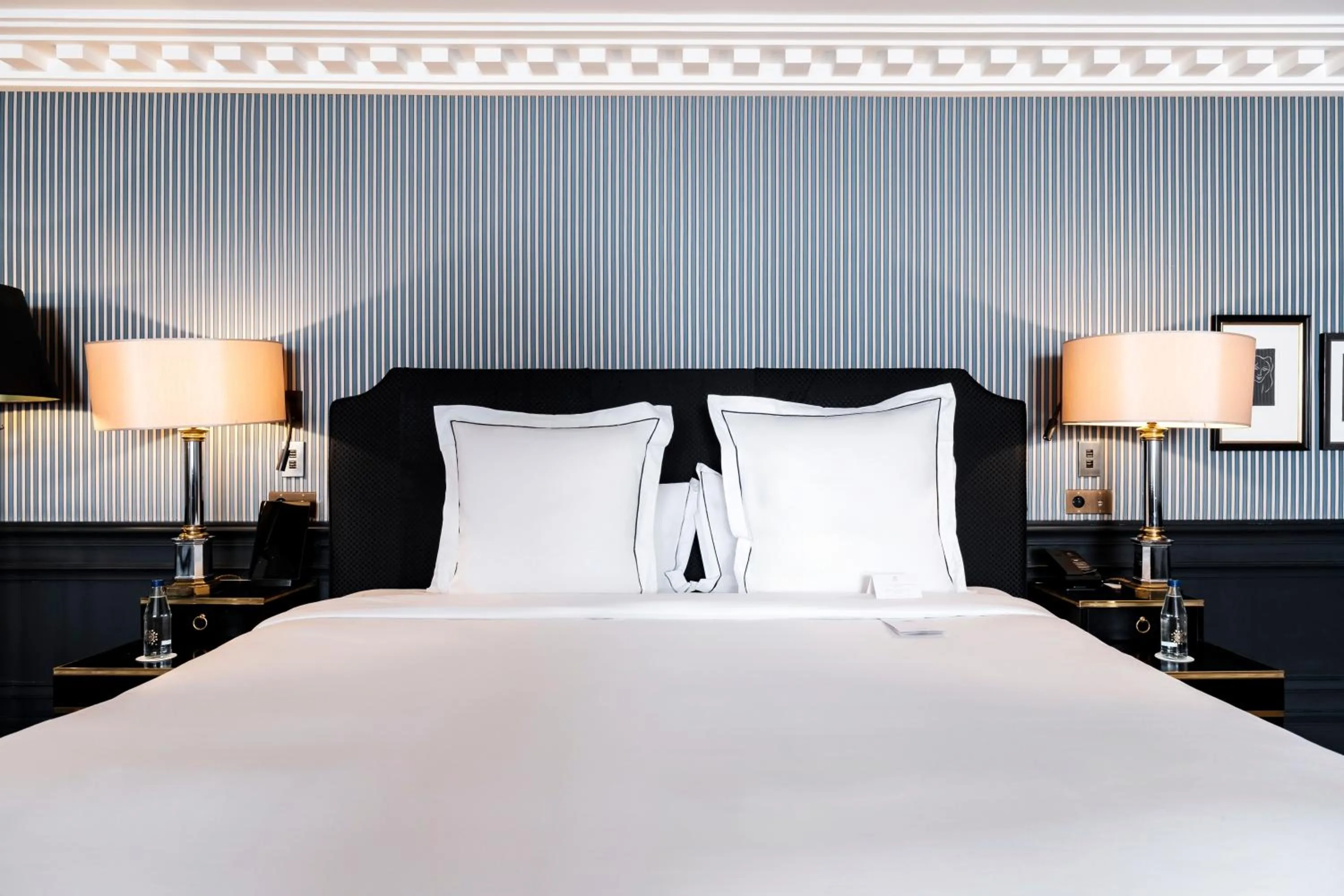 Bed in Hôtel de Berri Champs-Élysées, a Luxury Collection Hotel