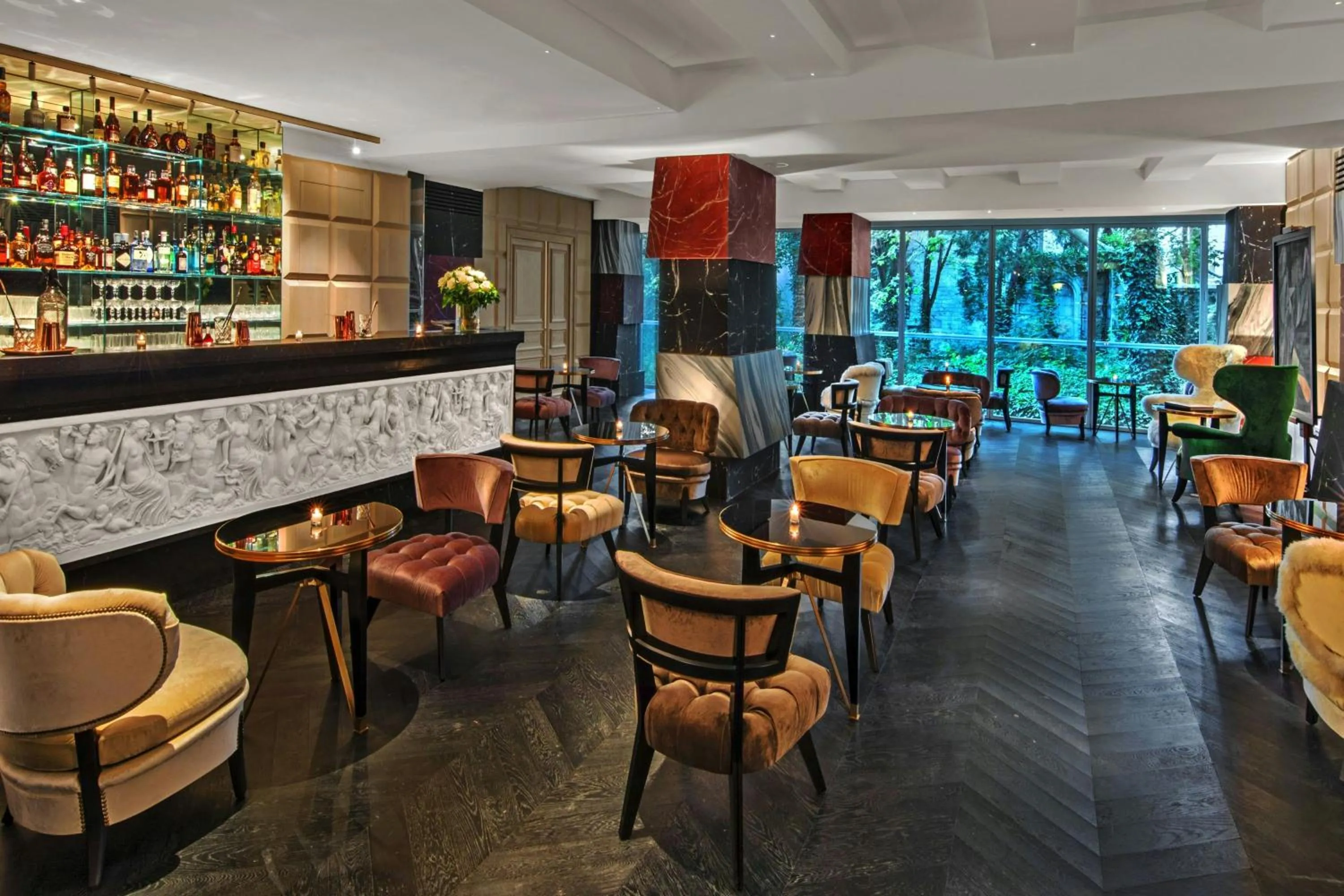 Lounge or bar in Hôtel de Berri Champs-Élysées, a Luxury Collection Hotel