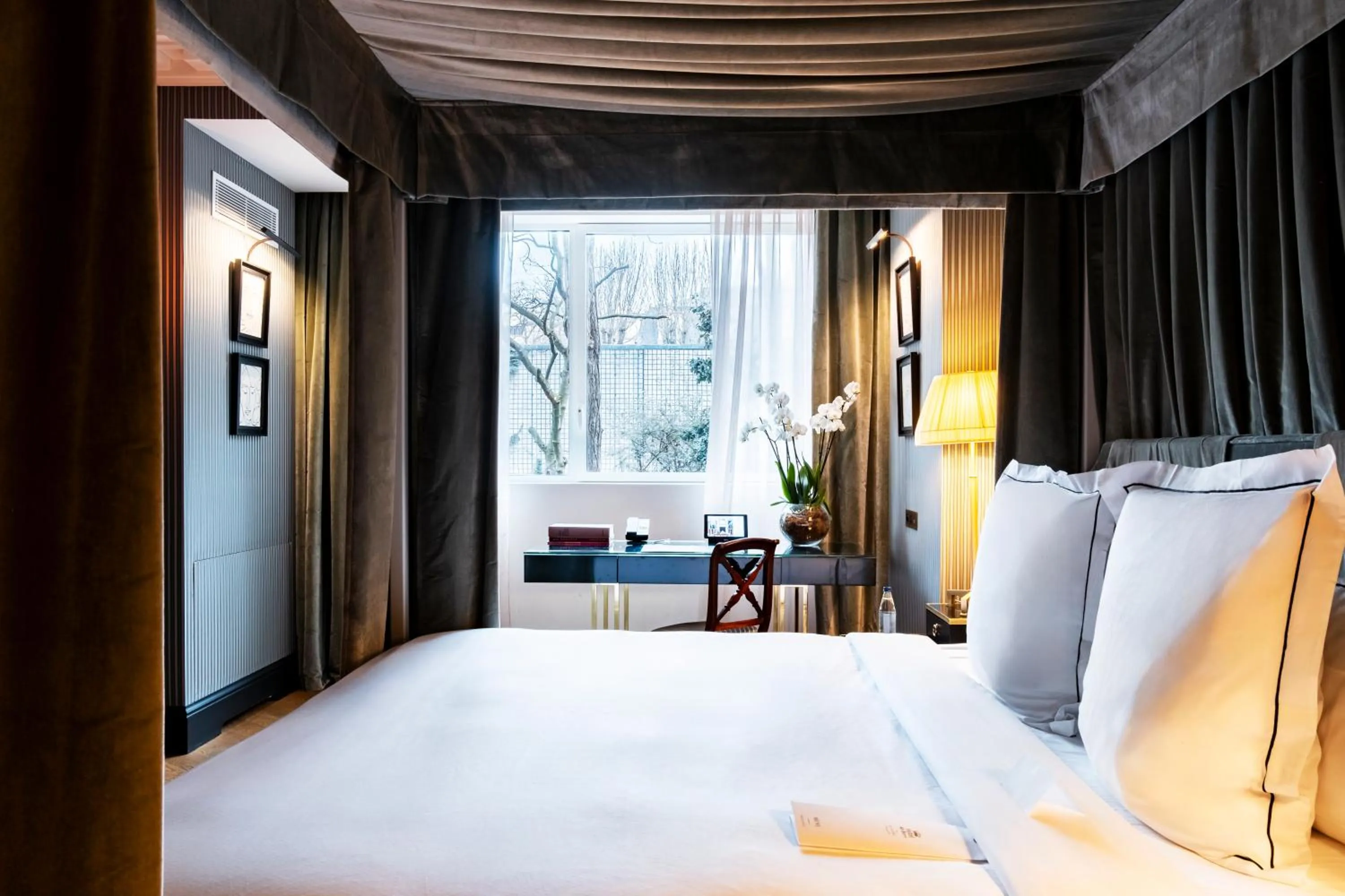 Bed in Hôtel de Berri Champs-Élysées, a Luxury Collection Hotel