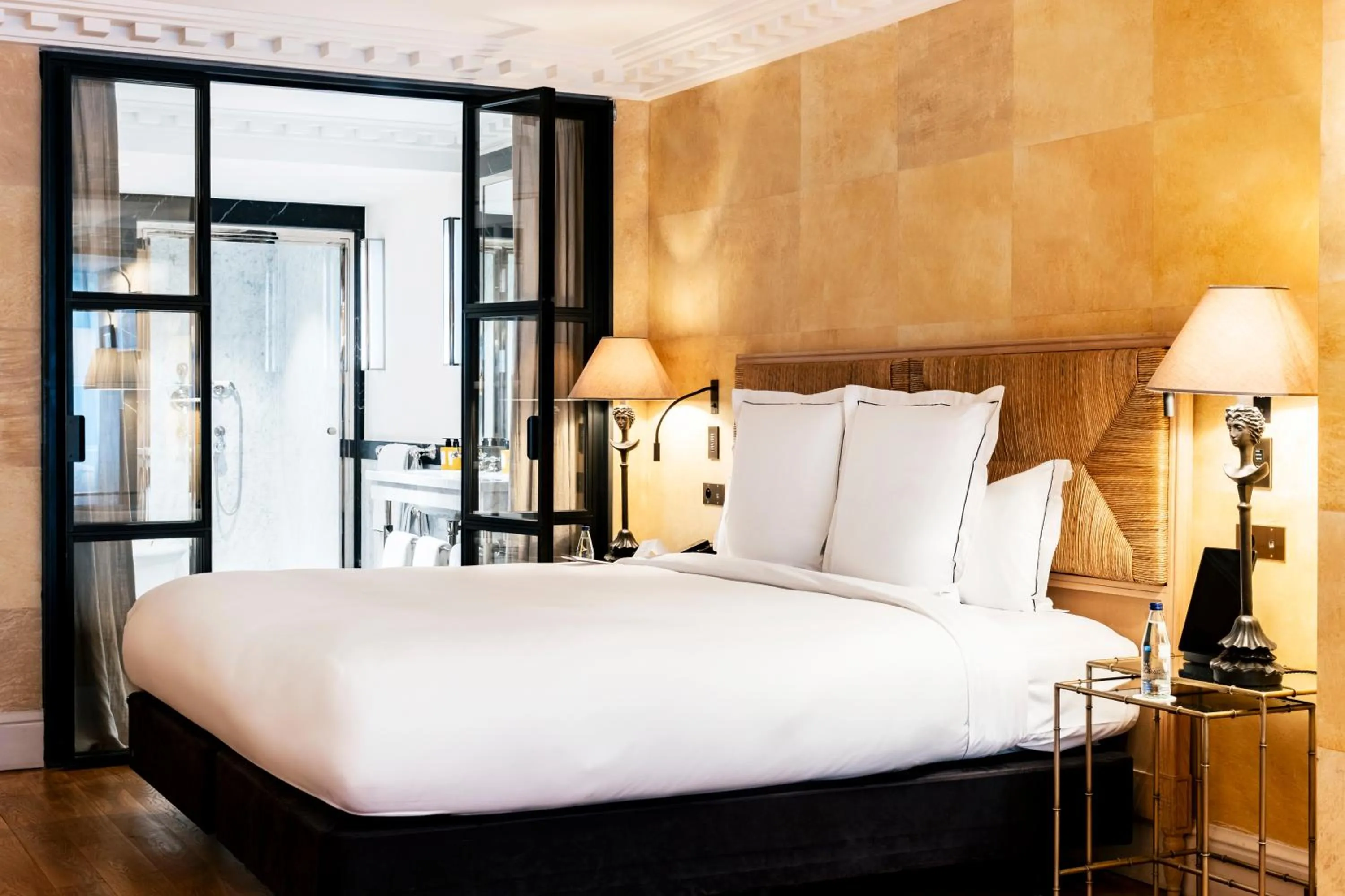 Bed in Hôtel de Berri Champs-Élysées, a Luxury Collection Hotel