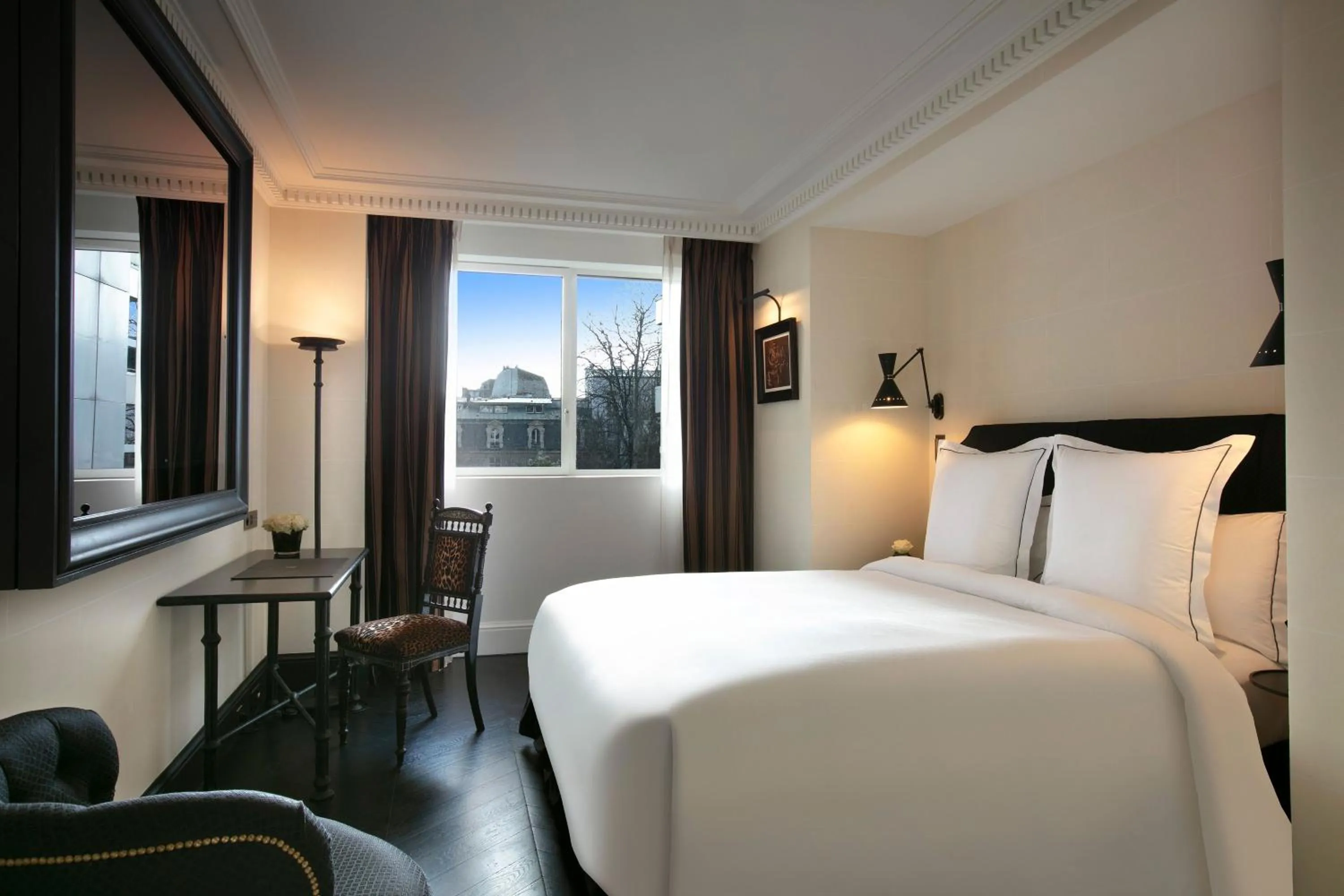 Photo of the whole room, Bed in Hôtel de Berri Champs-Élysées, a Luxury Collection Hotel
