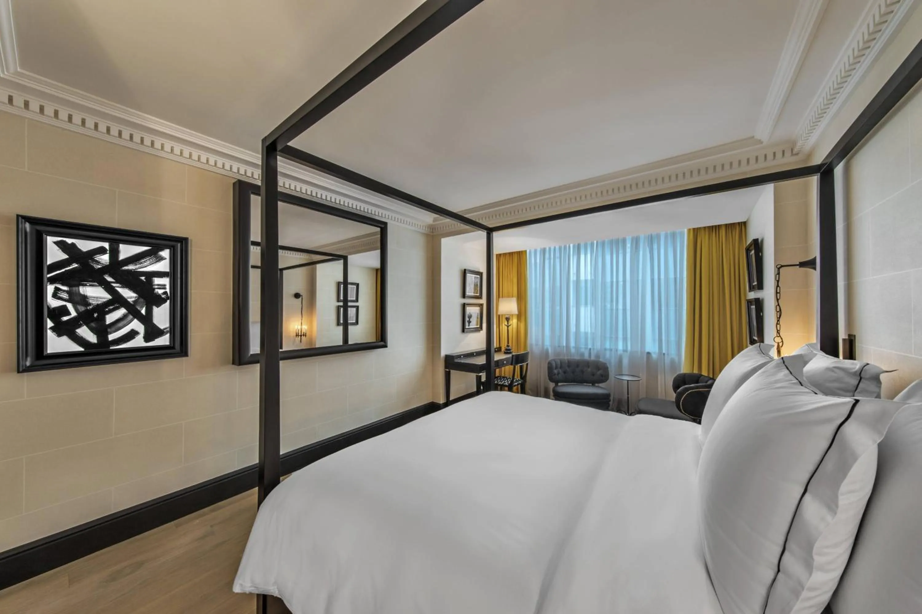 Photo of the whole room, Bed in Hôtel de Berri Champs-Élysées, a Luxury Collection Hotel