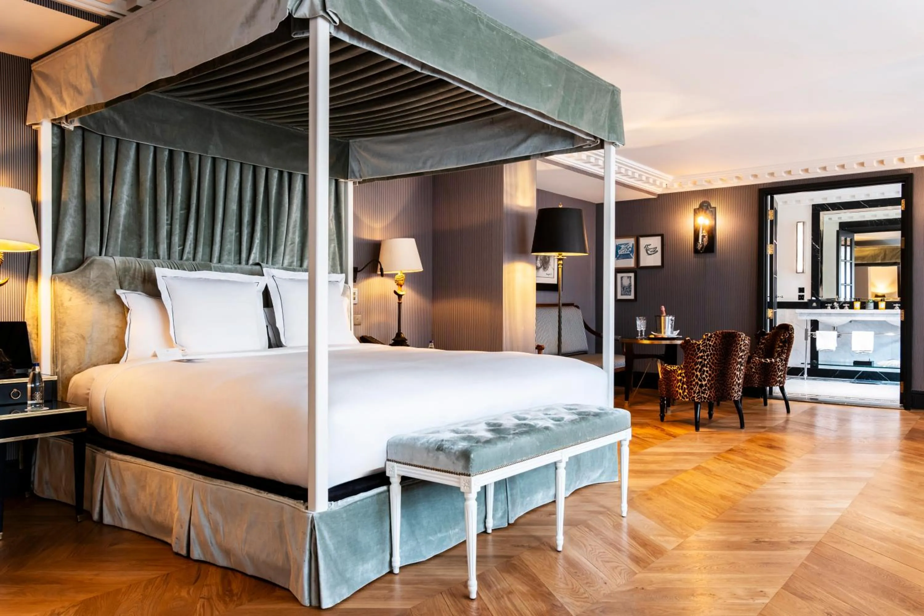 Bed in Hôtel de Berri Champs-Élysées, a Luxury Collection Hotel