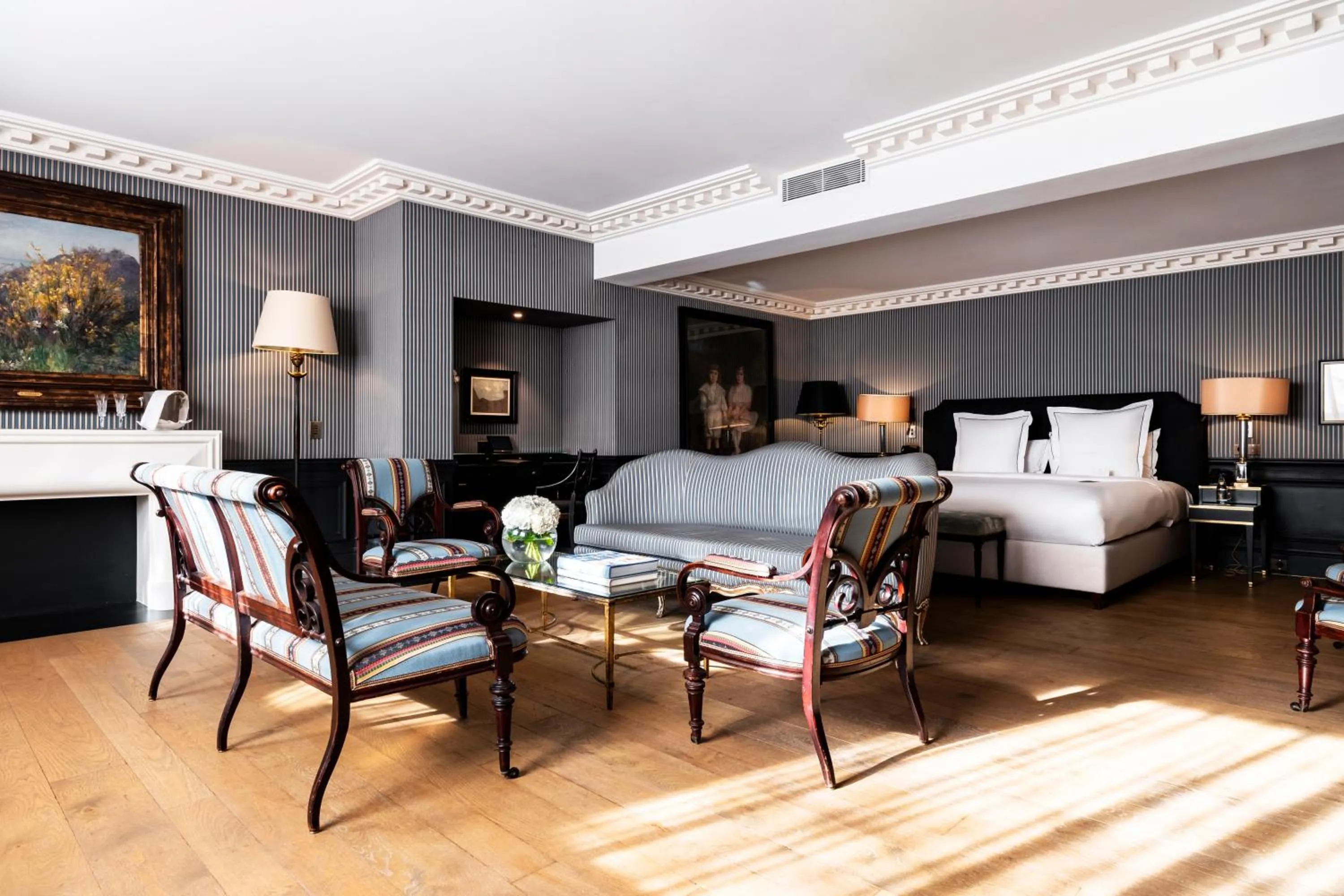 Bed in Hôtel de Berri Champs-Élysées, a Luxury Collection Hotel