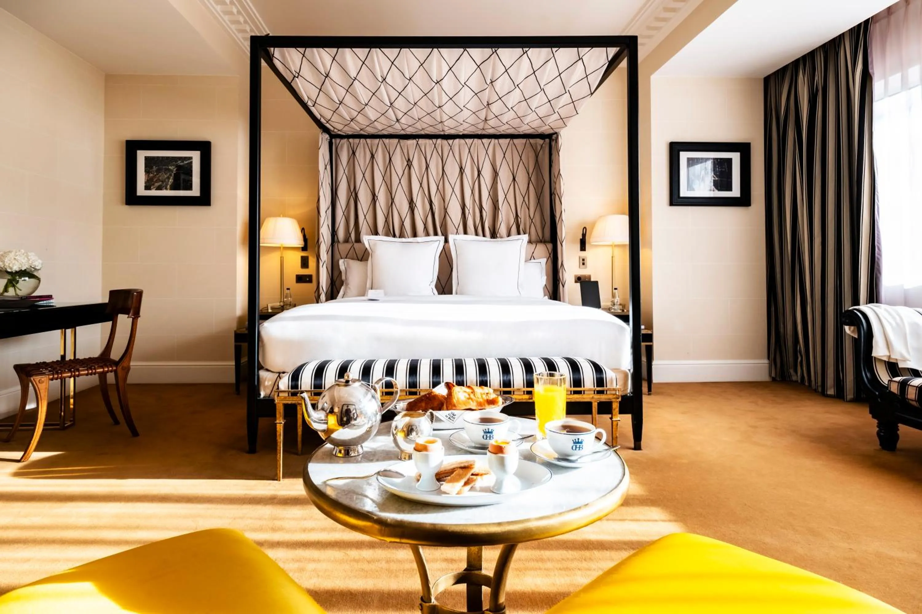 Bed in Hôtel de Berri Champs-Élysées, a Luxury Collection Hotel