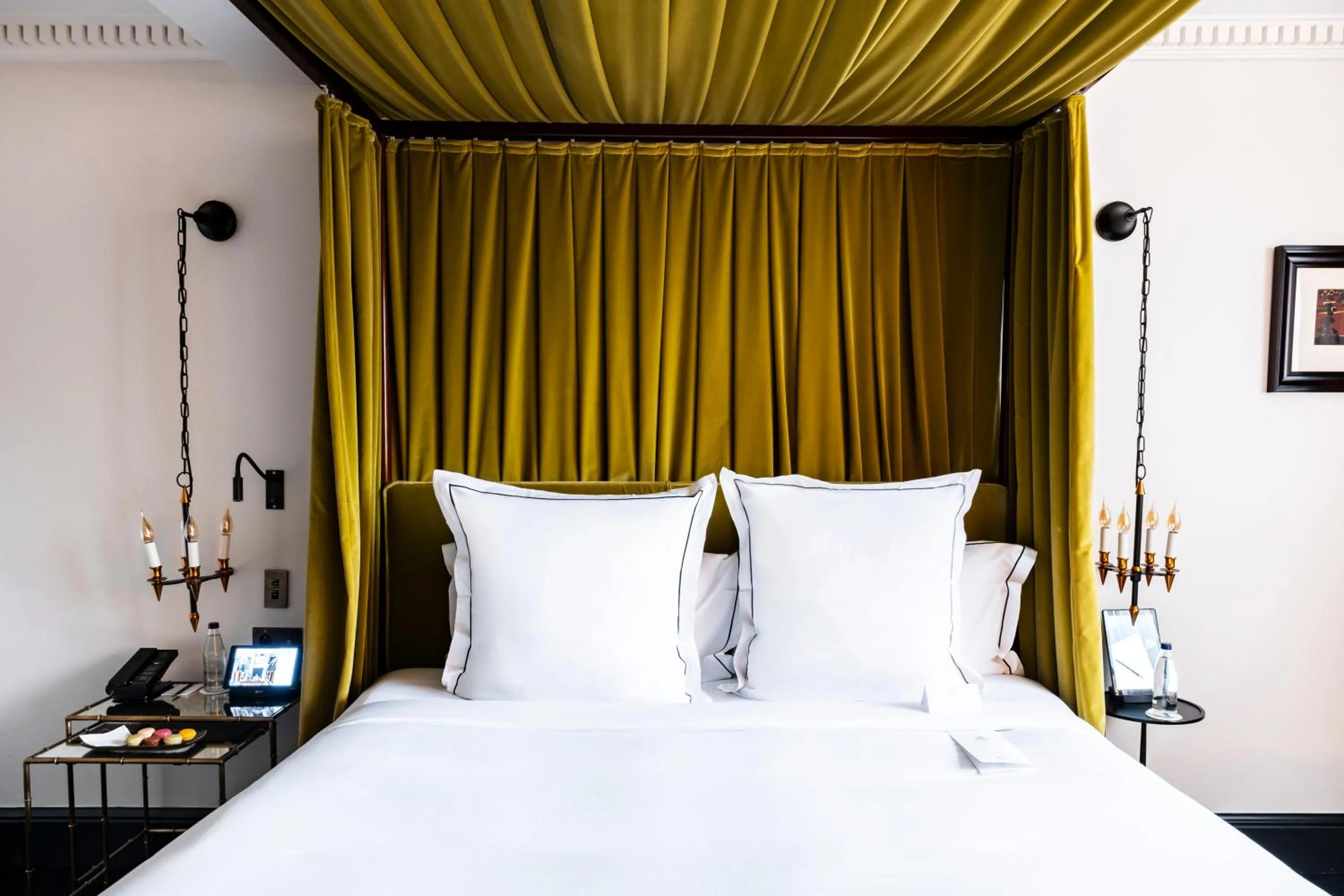 Bed in Hôtel de Berri Champs-Élysées, a Luxury Collection Hotel