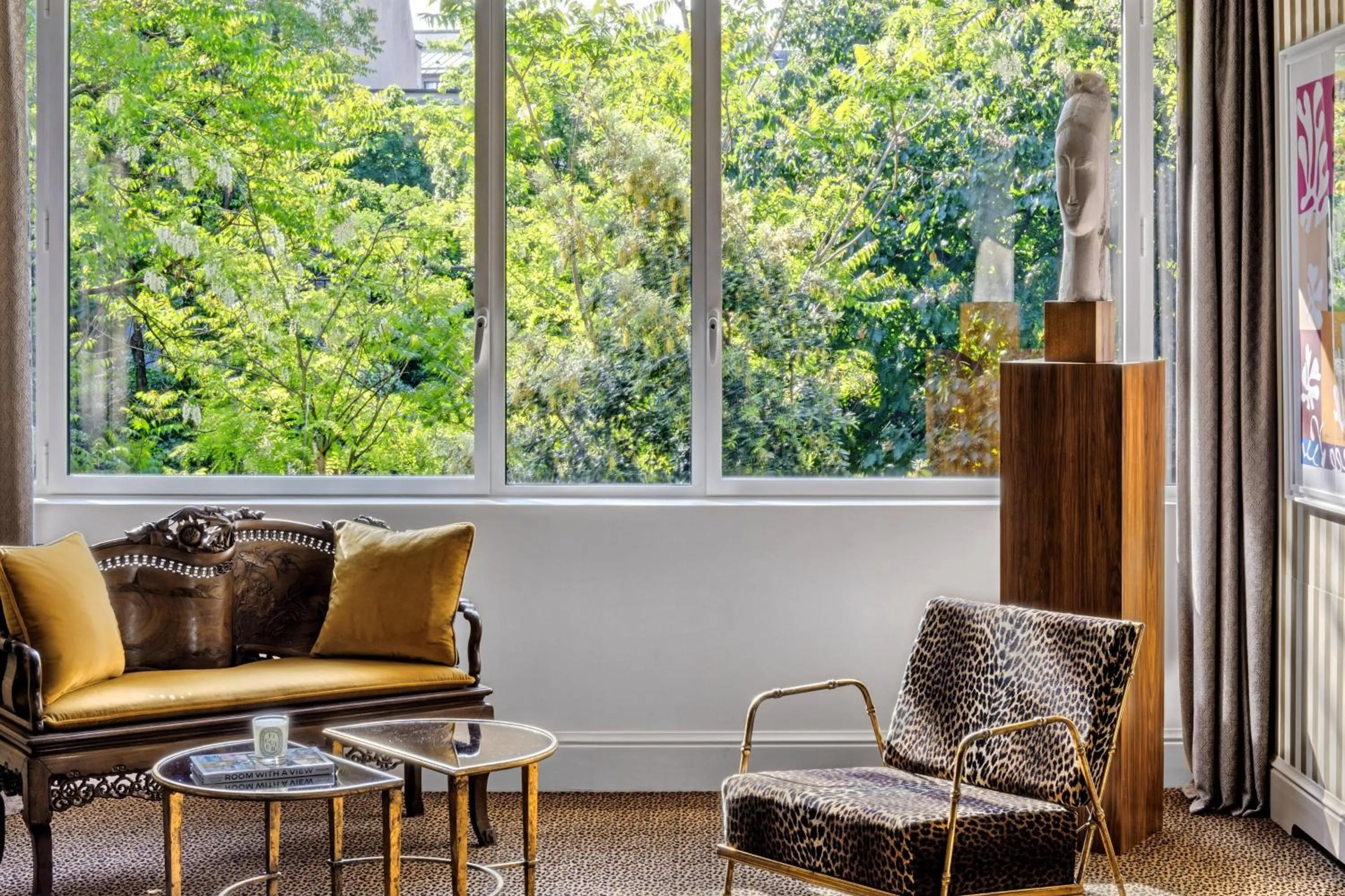 Photo of the whole room in Hôtel de Berri Champs-Élysées, a Luxury Collection Hotel