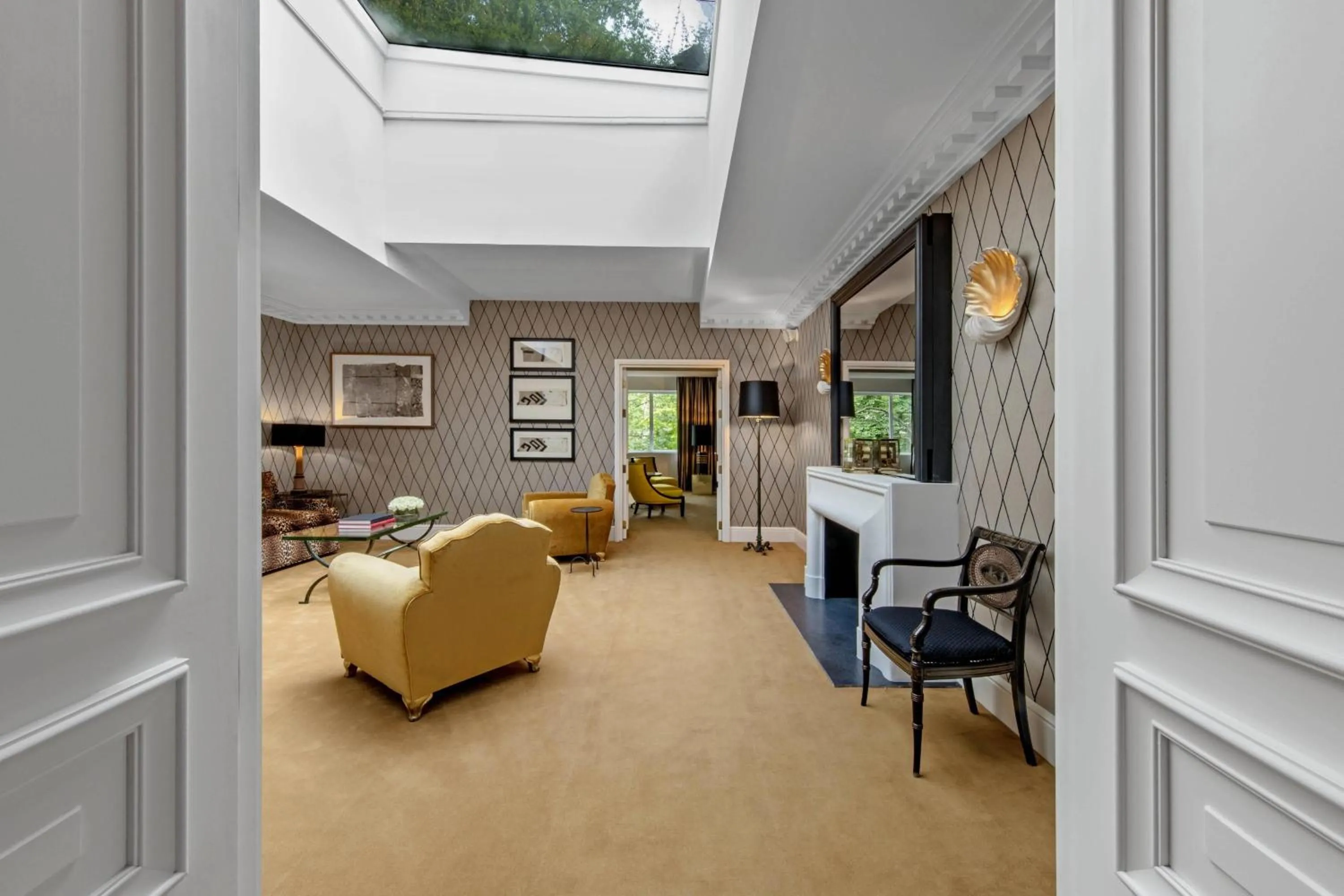 Photo of the whole room in Hôtel de Berri Champs-Élysées, a Luxury Collection Hotel