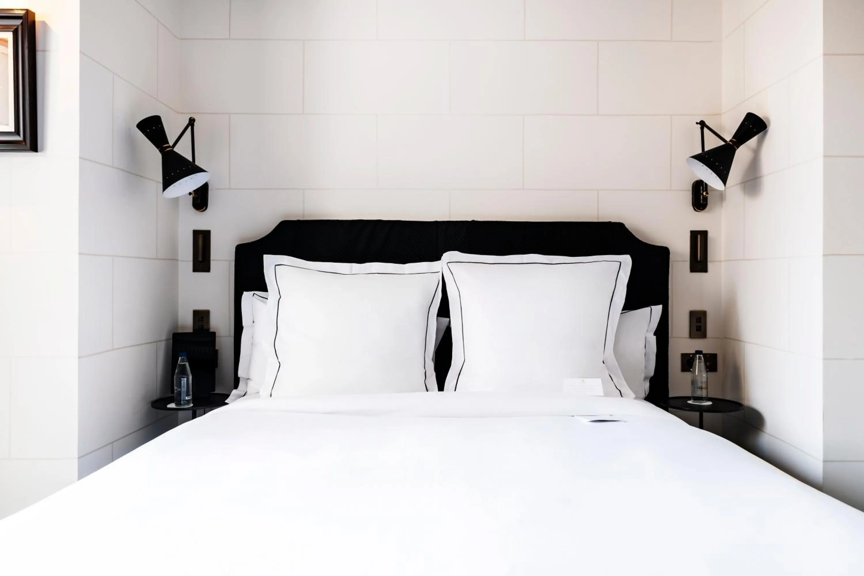 Bed in Hôtel de Berri Champs-Élysées, a Luxury Collection Hotel