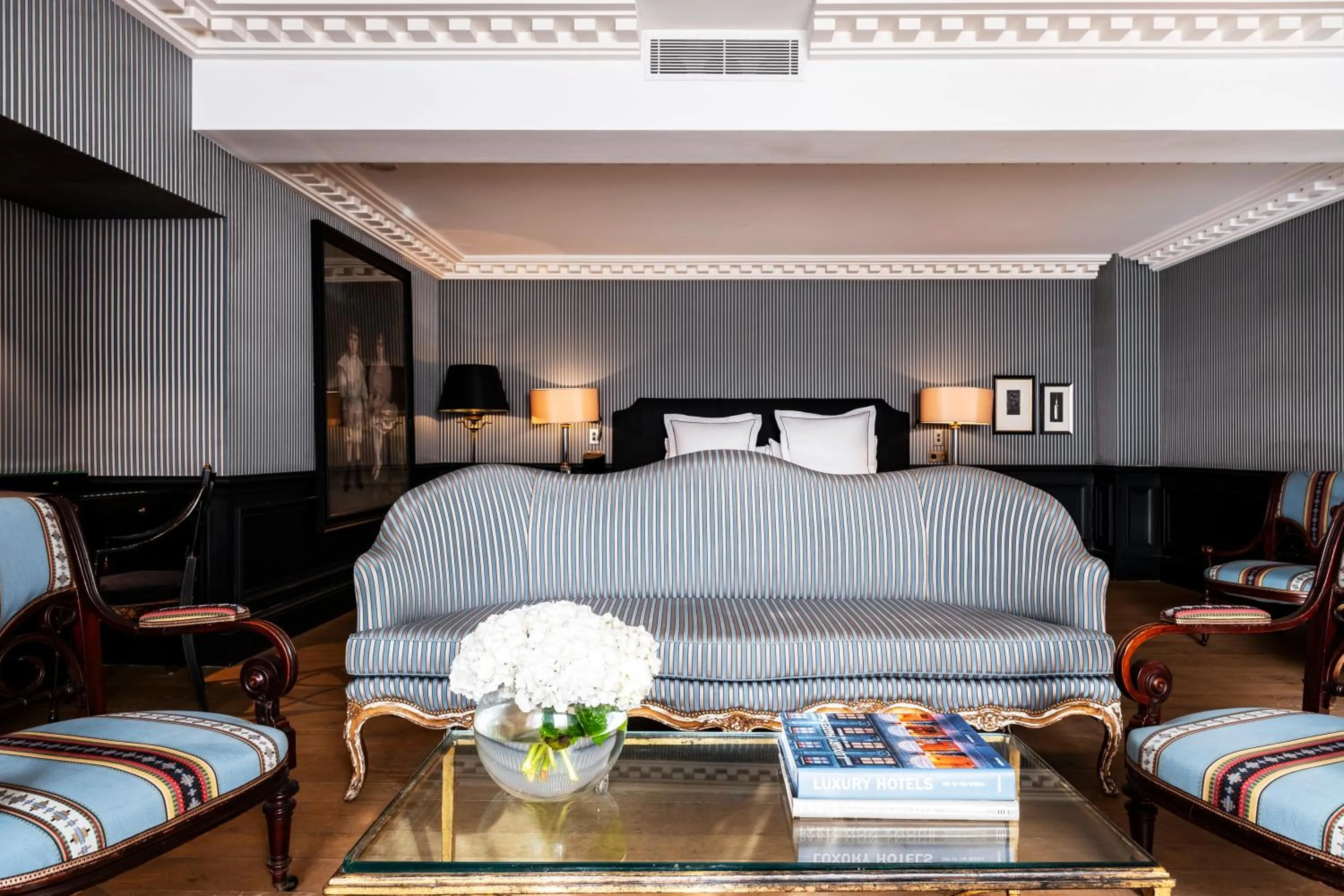 Bed in Hôtel de Berri Champs-Élysées, a Luxury Collection Hotel