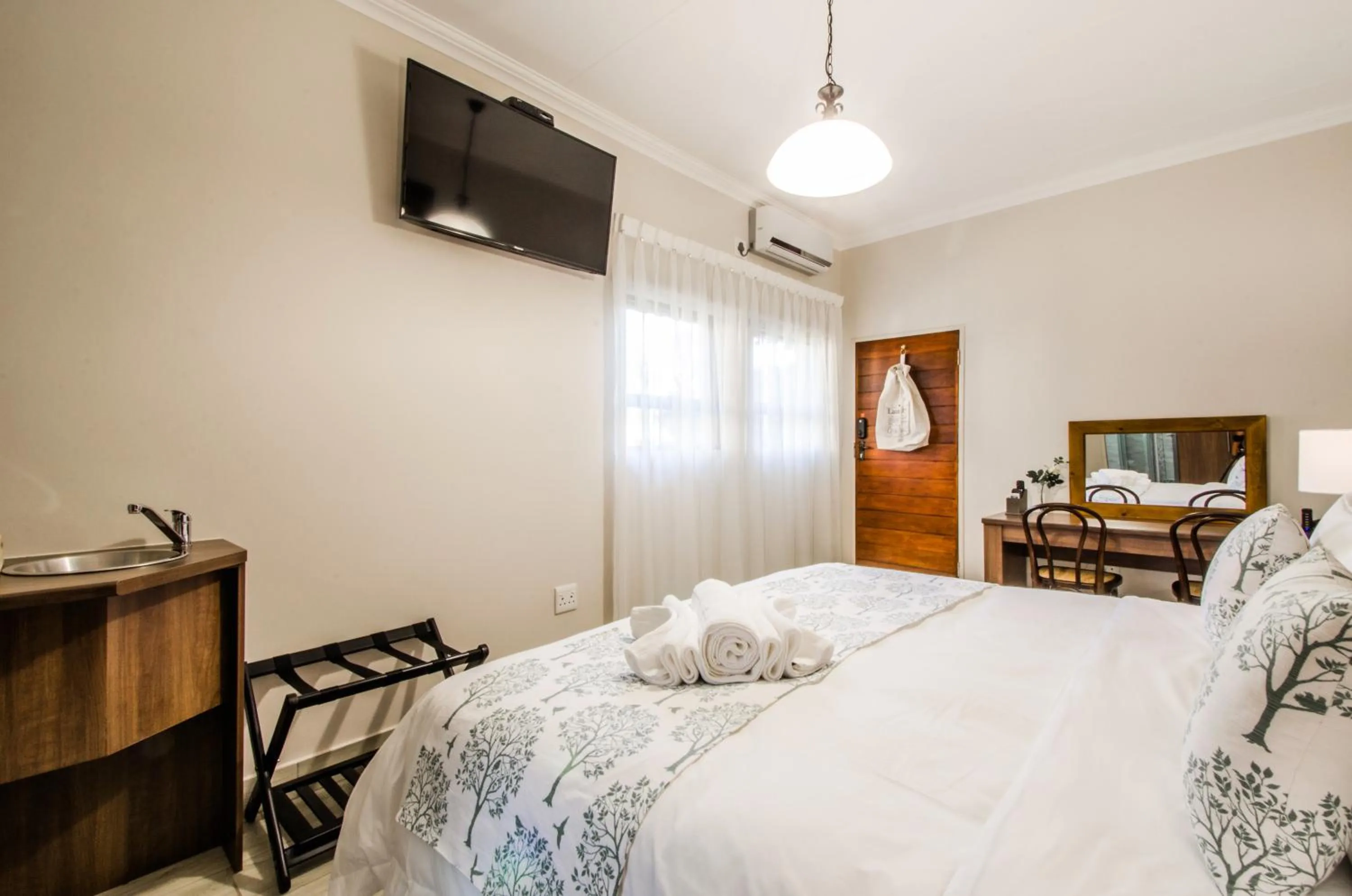 TV and multimedia, Bed in Three Olives Guesthouse