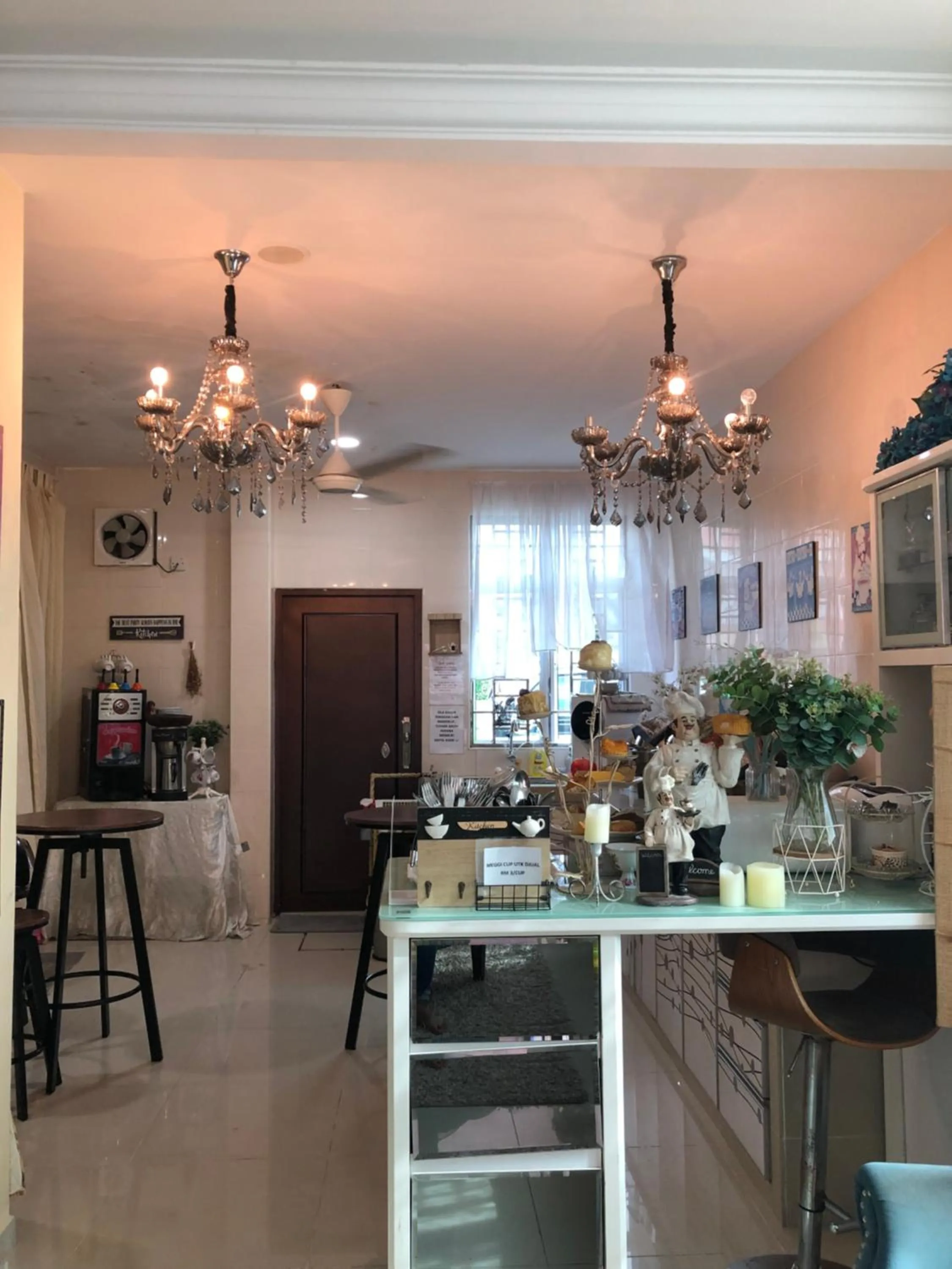 Restaurant/places to eat in AAM Hotel