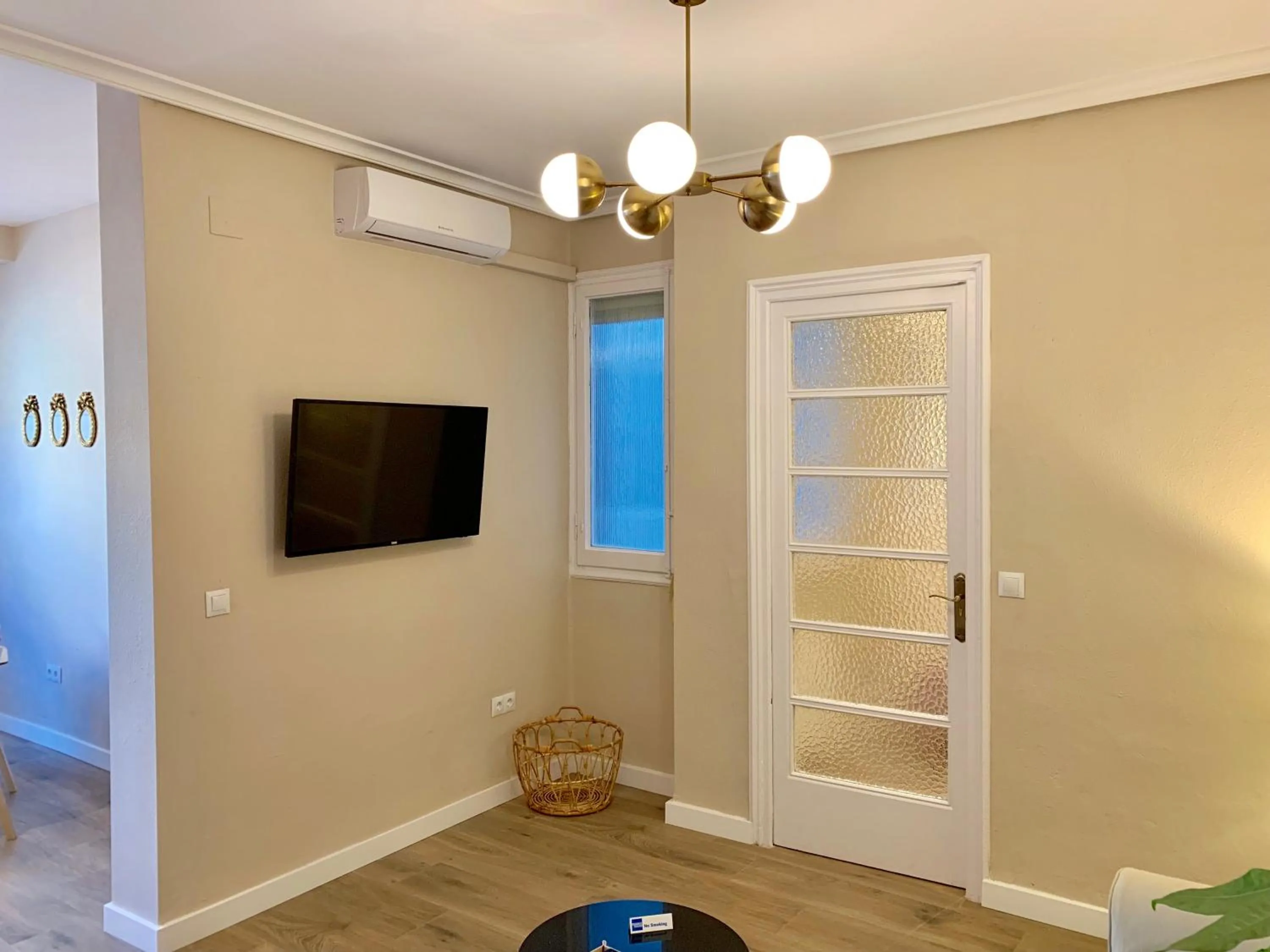 Communal lounge/ TV room in Hi Valencia Canovas