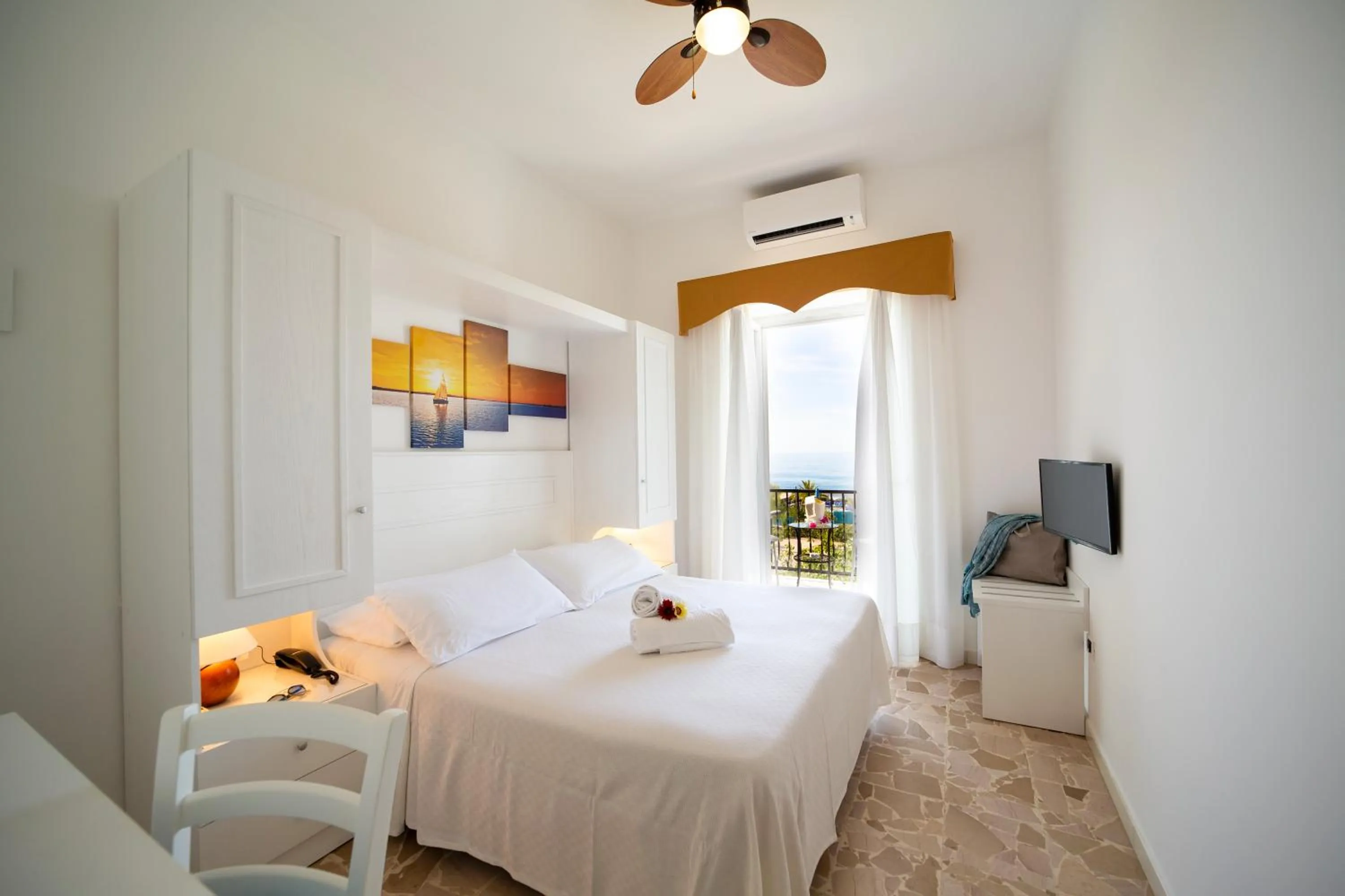 Bedroom, Bed in Hotel La Mandorla