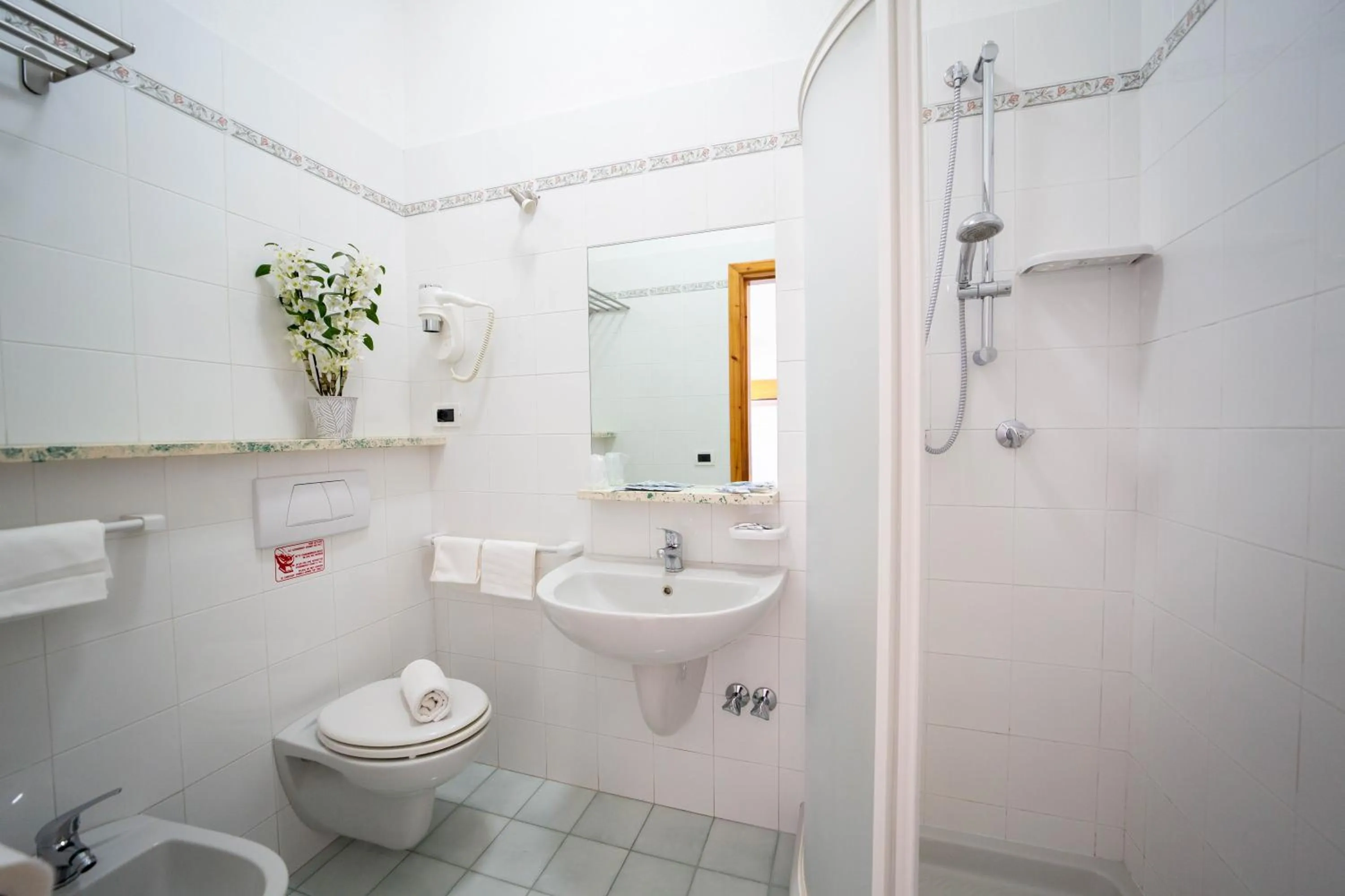 Bathroom in Hotel La Mandorla