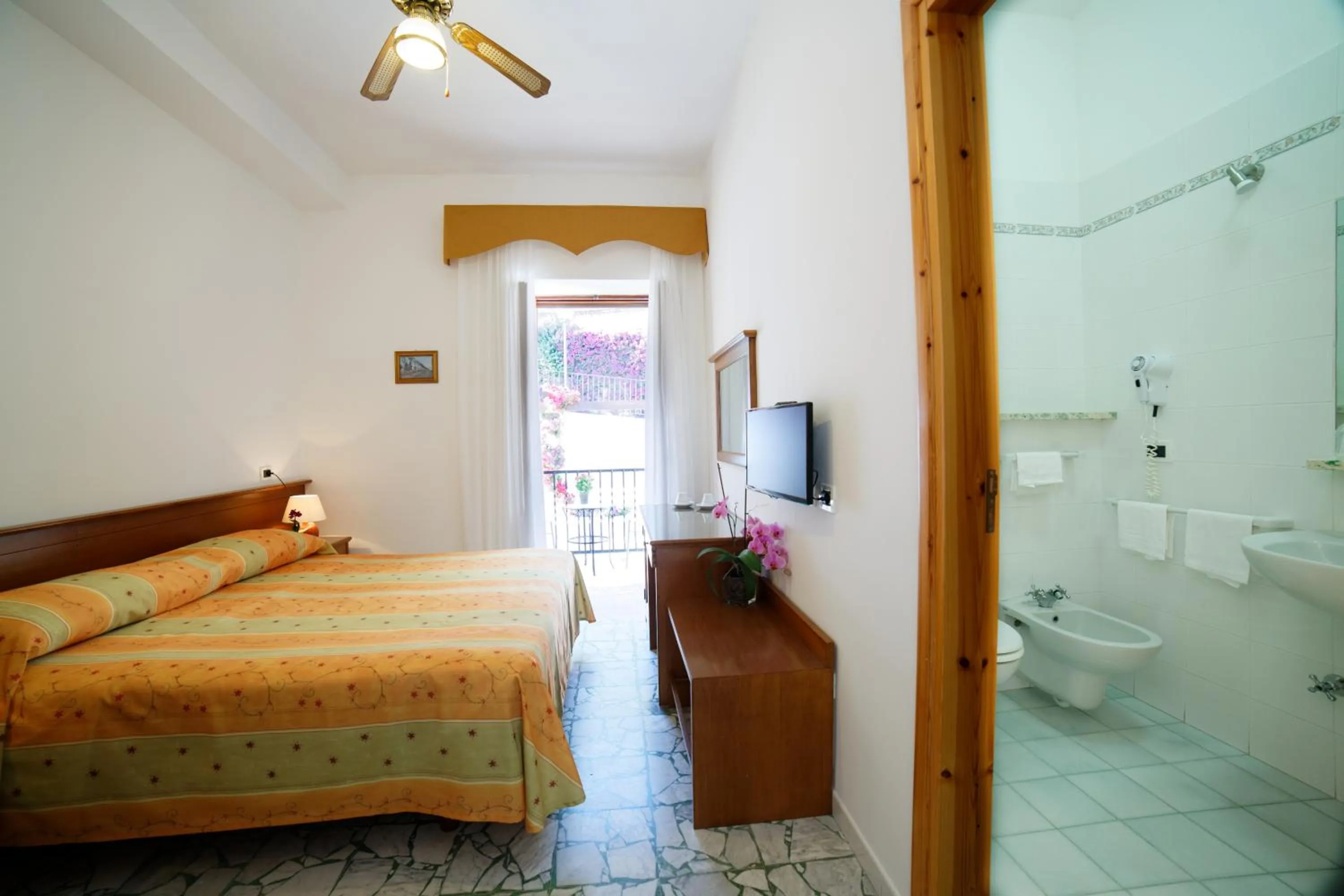 Bathroom, Bed in Hotel La Mandorla