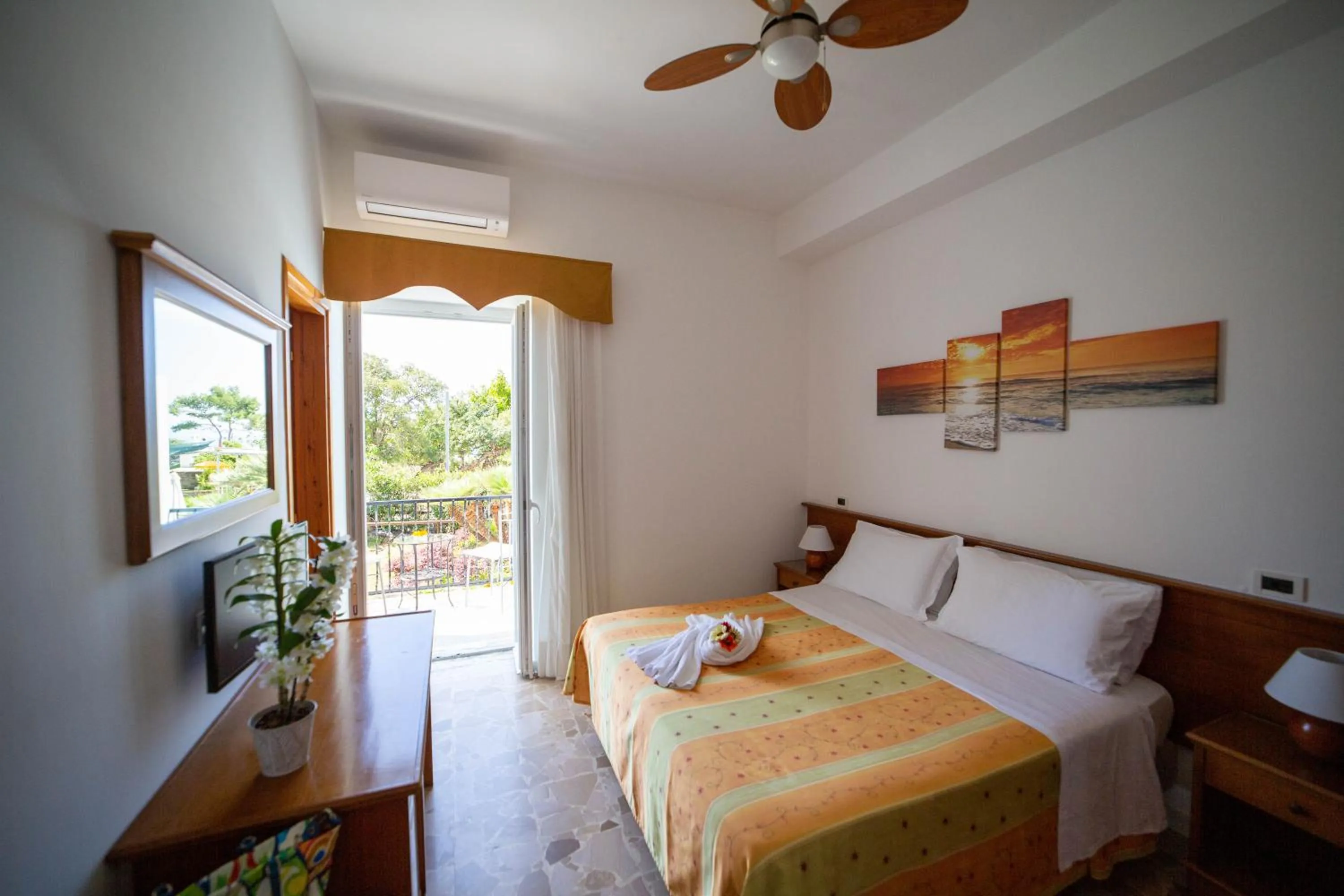 Bedroom, Bed in Hotel La Mandorla