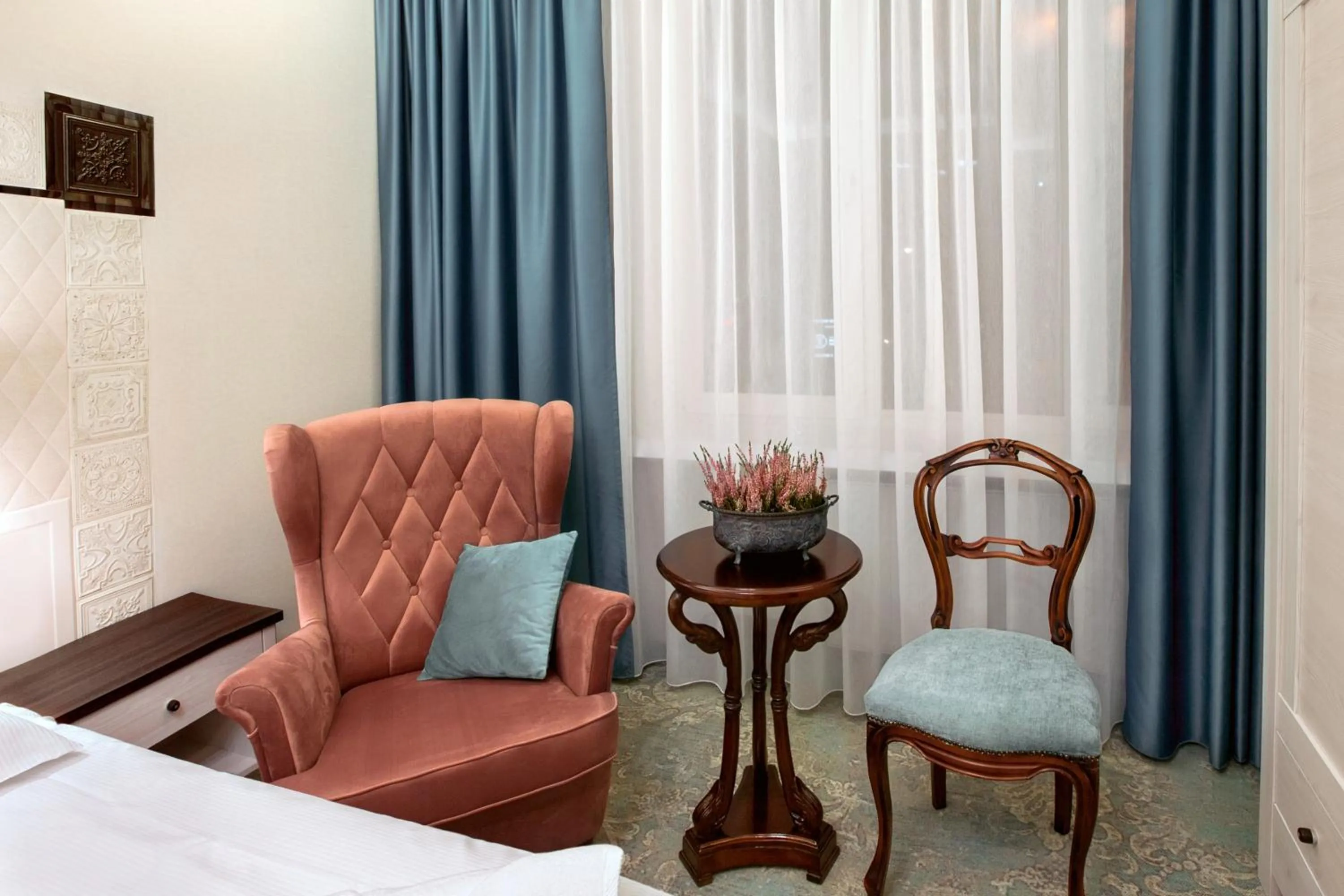 Seating area, Bed in Kamienica Boutique ApartHotel