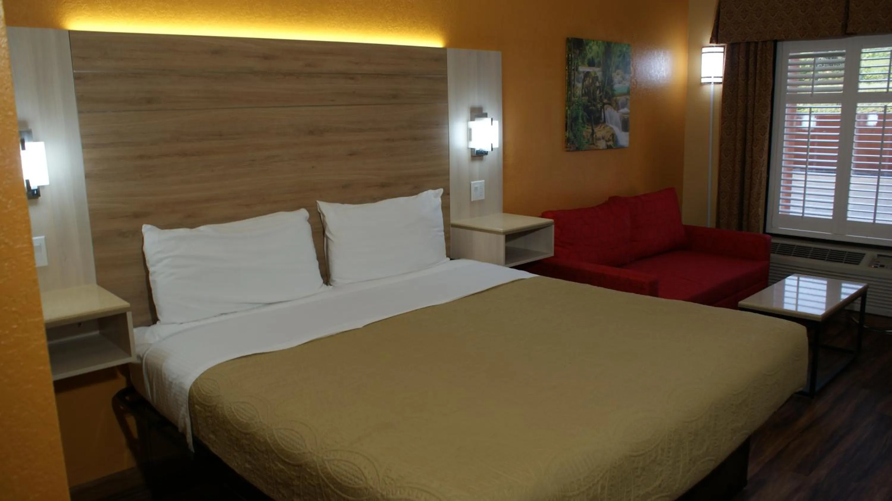 Bedroom, Bed in Home Town Inn & Suites