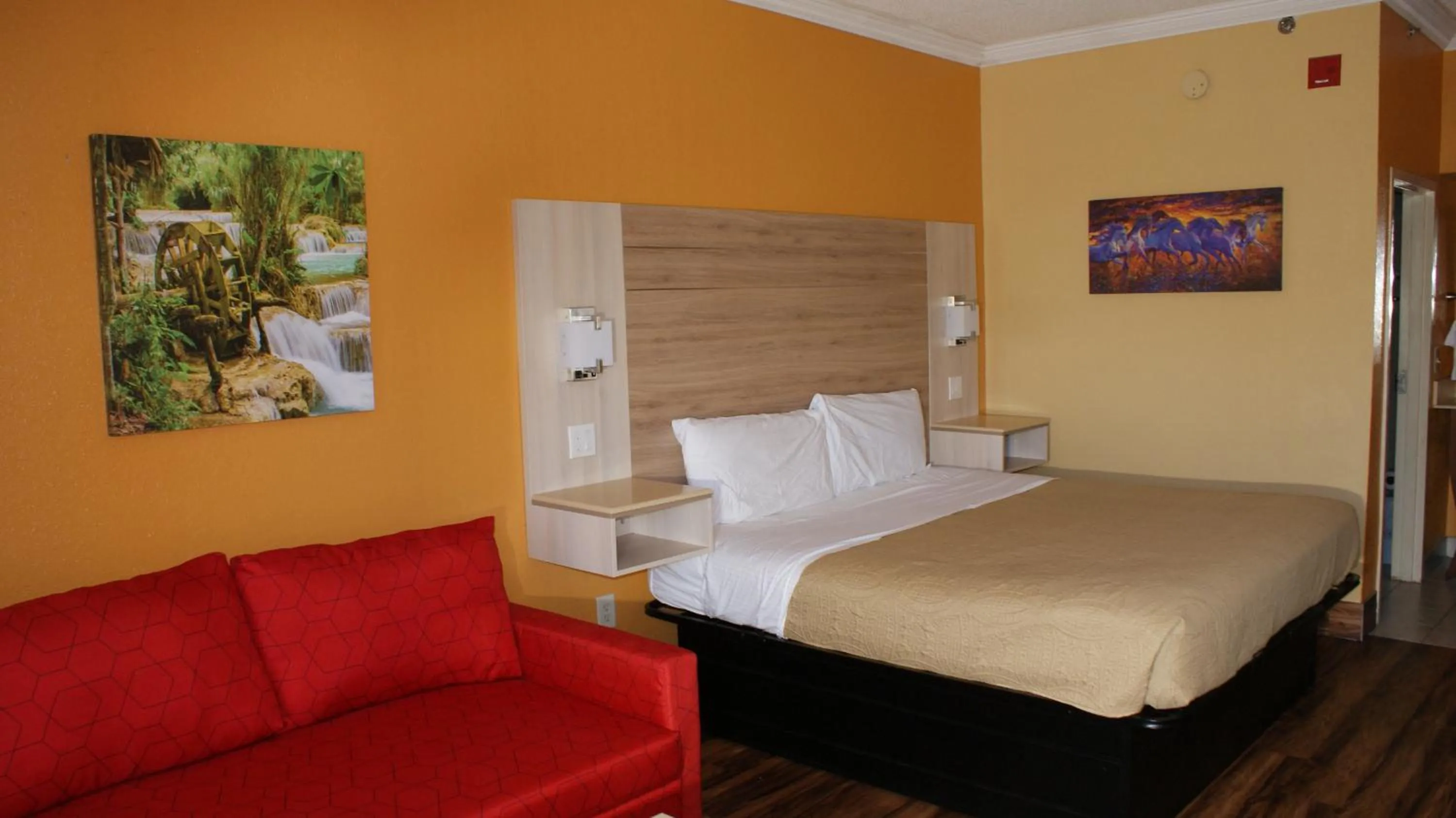 Bed in Home Town Inn & Suites