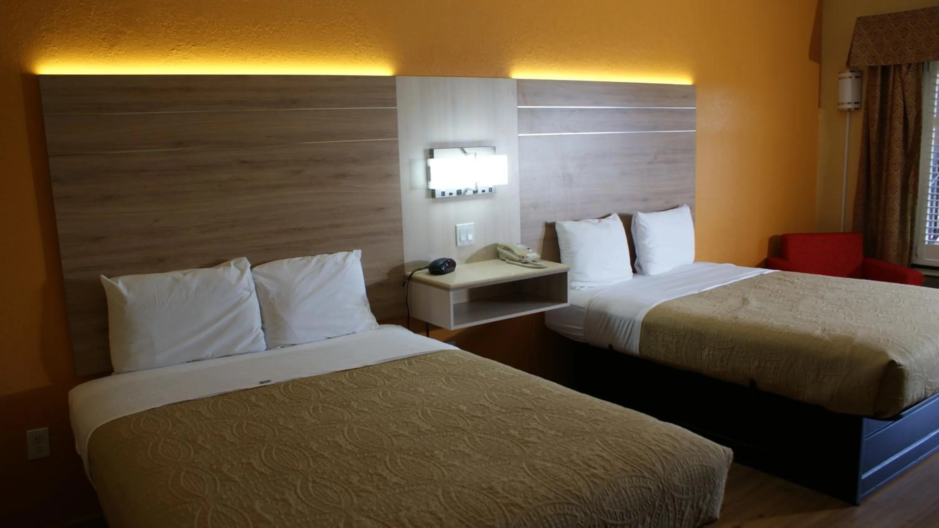 Bed in Home Town Inn & Suites