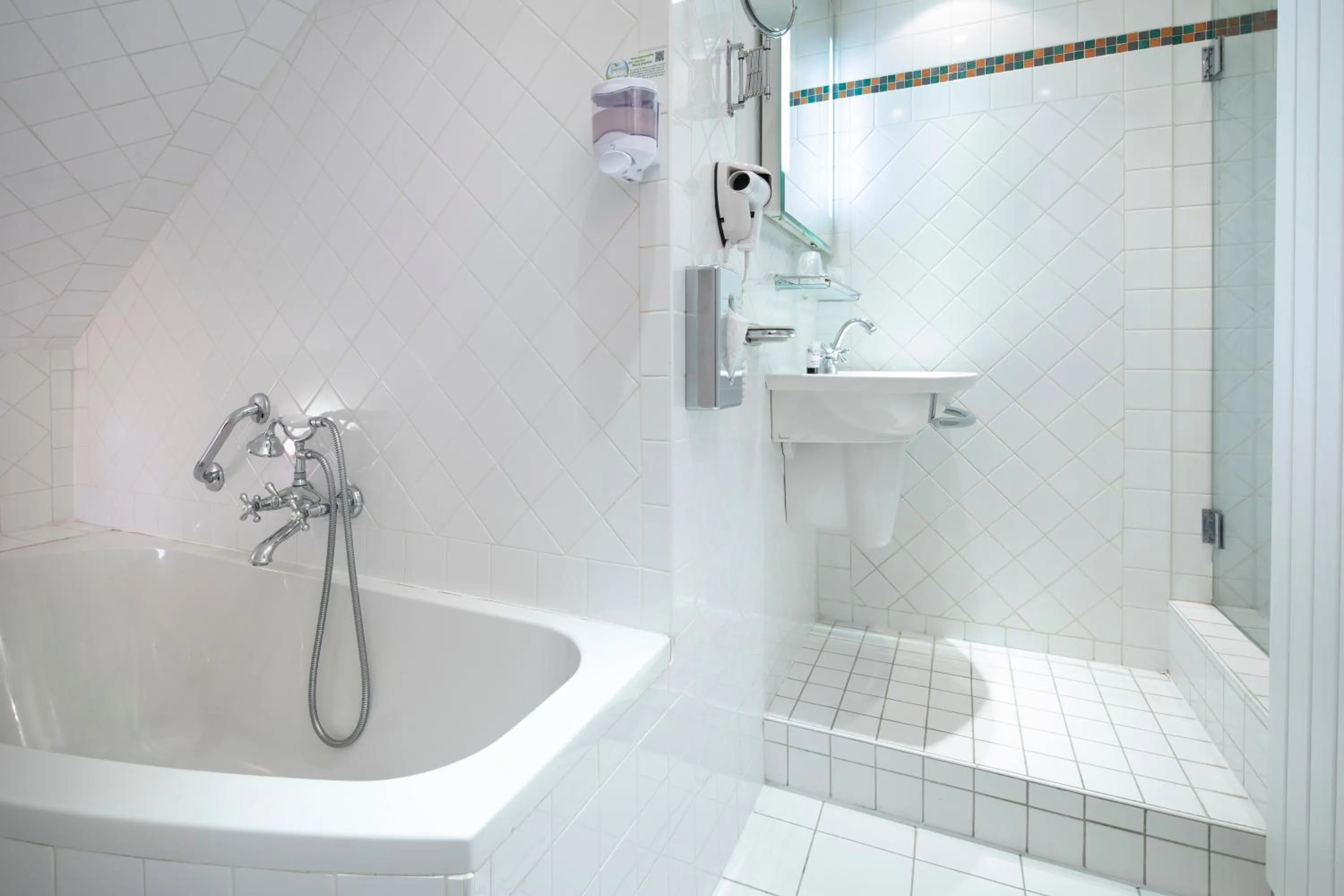 Bathroom in Elysées Hôtel