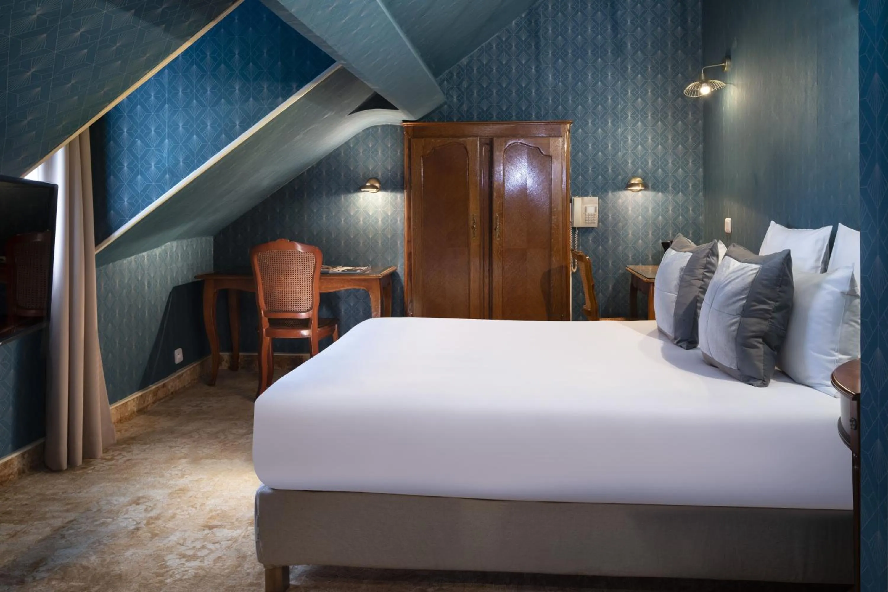 Photo of the whole room, Bed in Elysées Hôtel