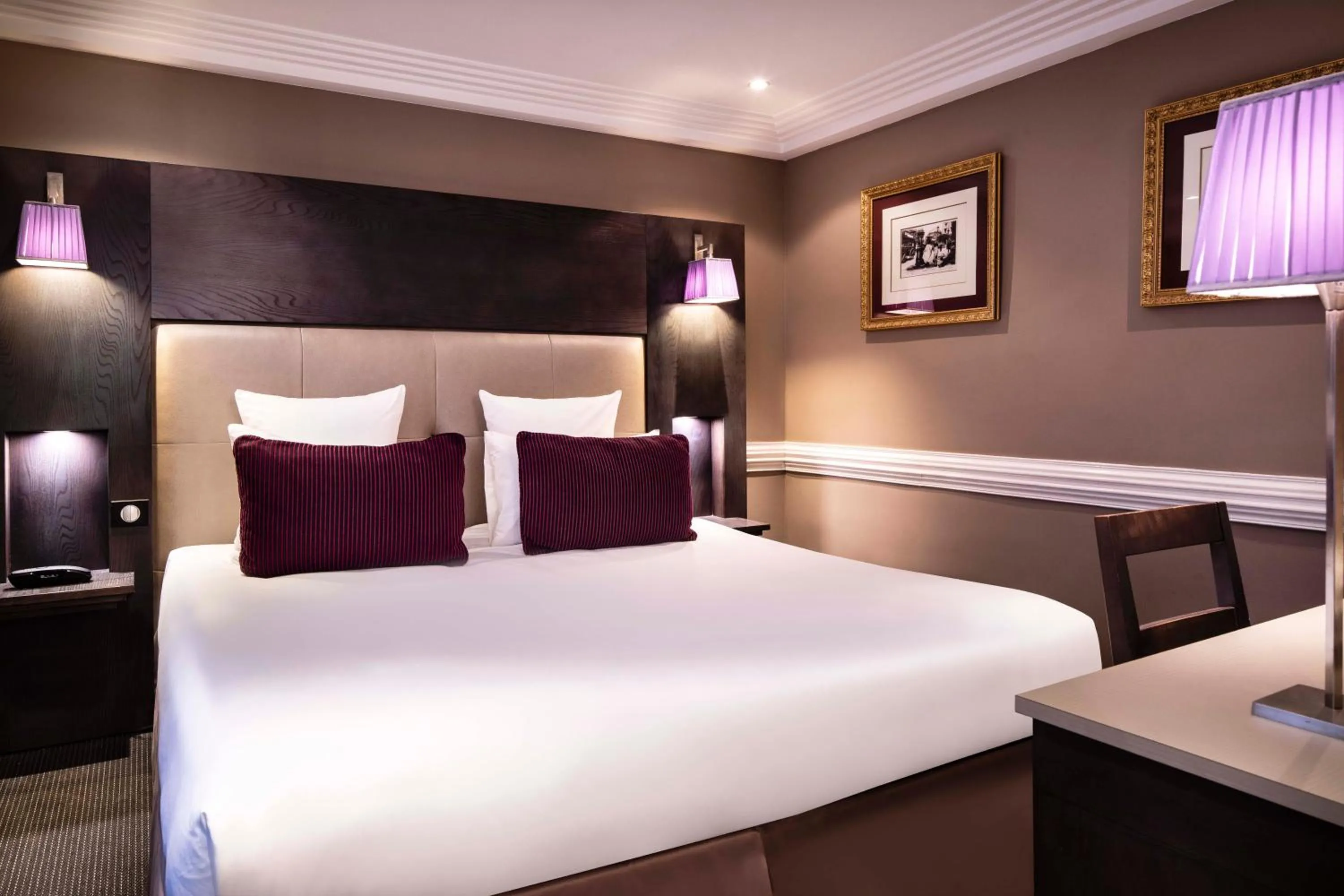 Bed in Elysées Hôtel