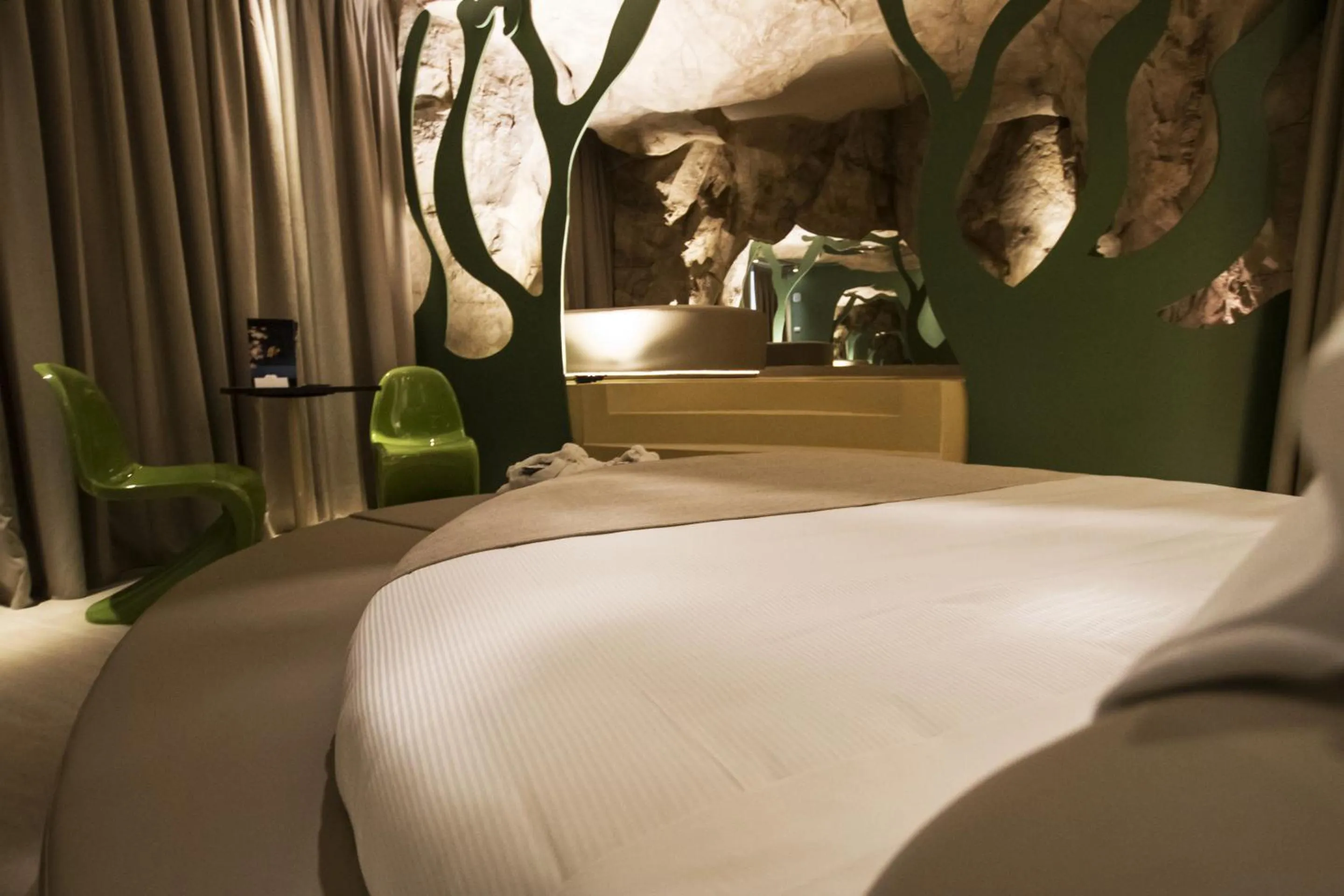 Bedroom, Bed in Emotional Grand Motel