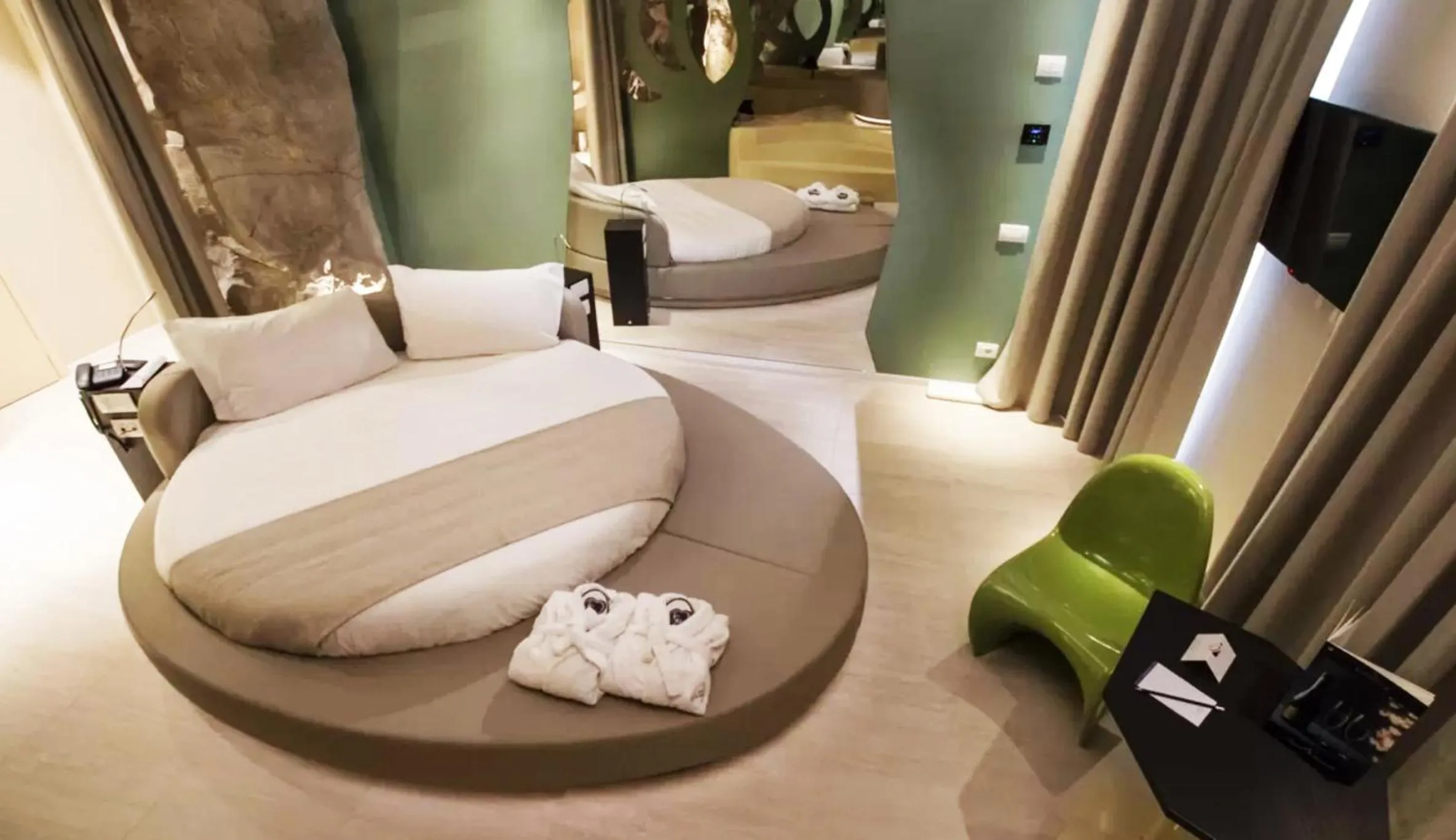 Photo of the whole room, Bed in Emotional Grand Motel