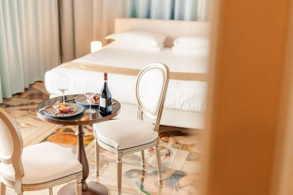 Dinner in Emotional Grand Motel