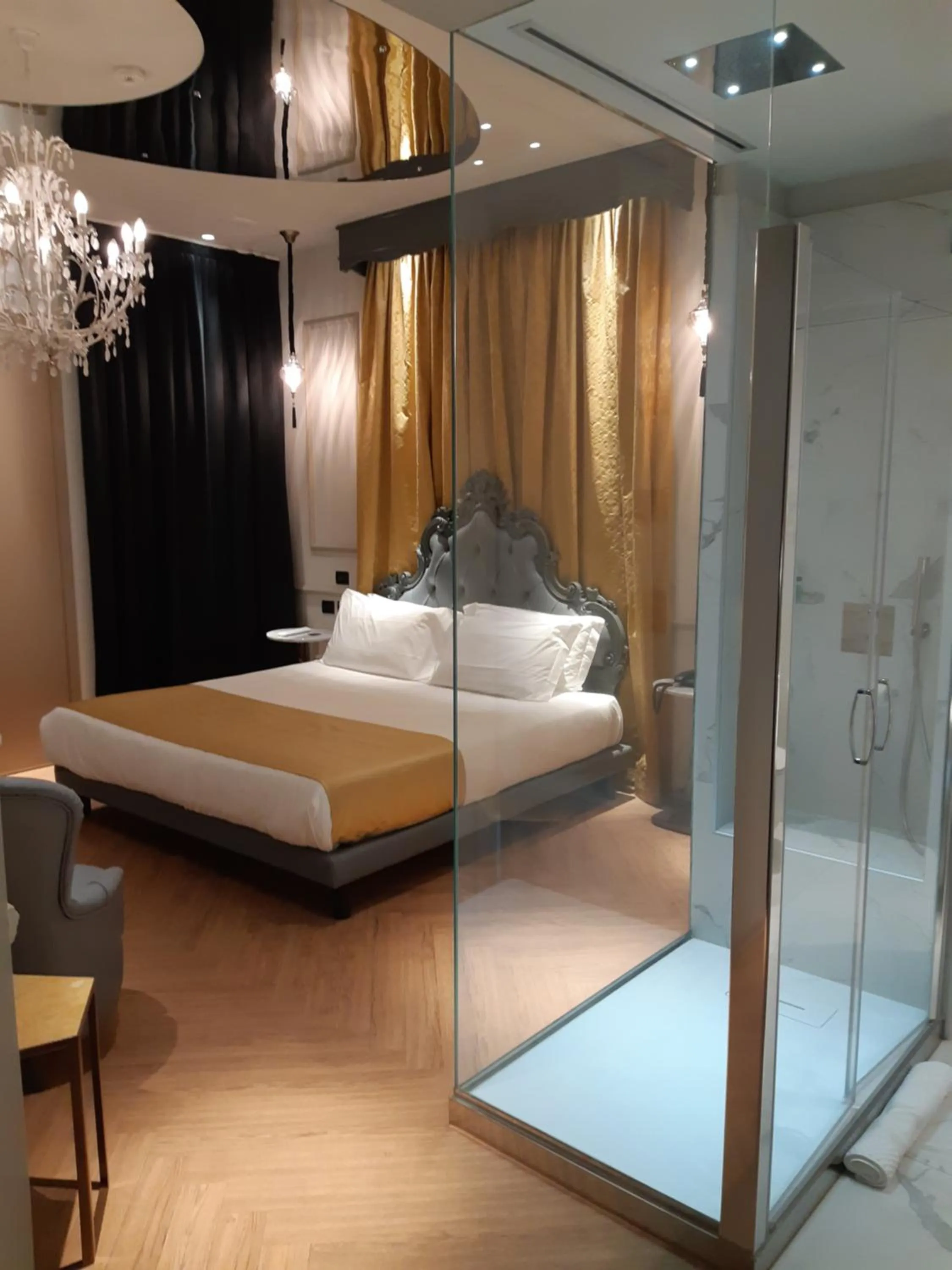 Photo of the whole room, Bed in Emotional Grand Motel