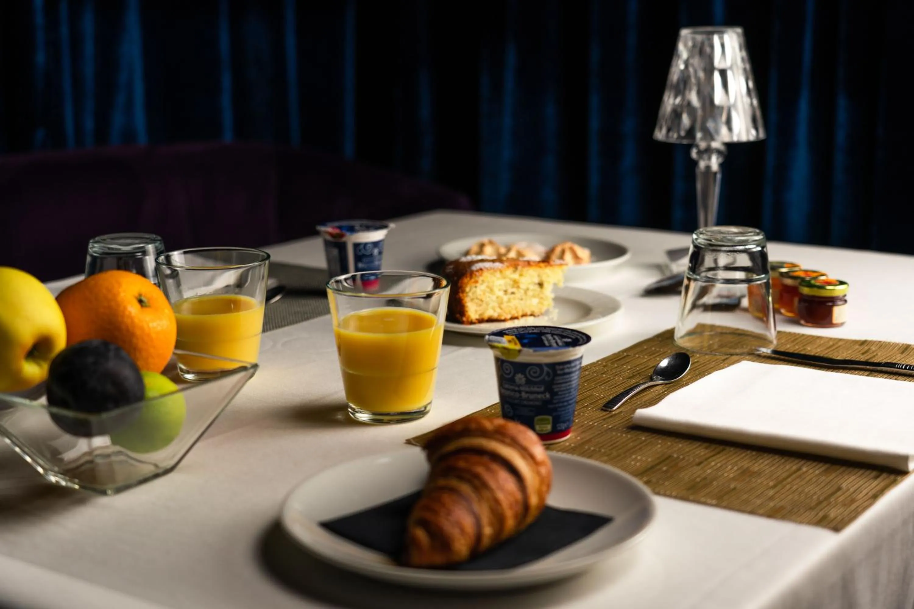 Breakfast in Emotional Grand Motel