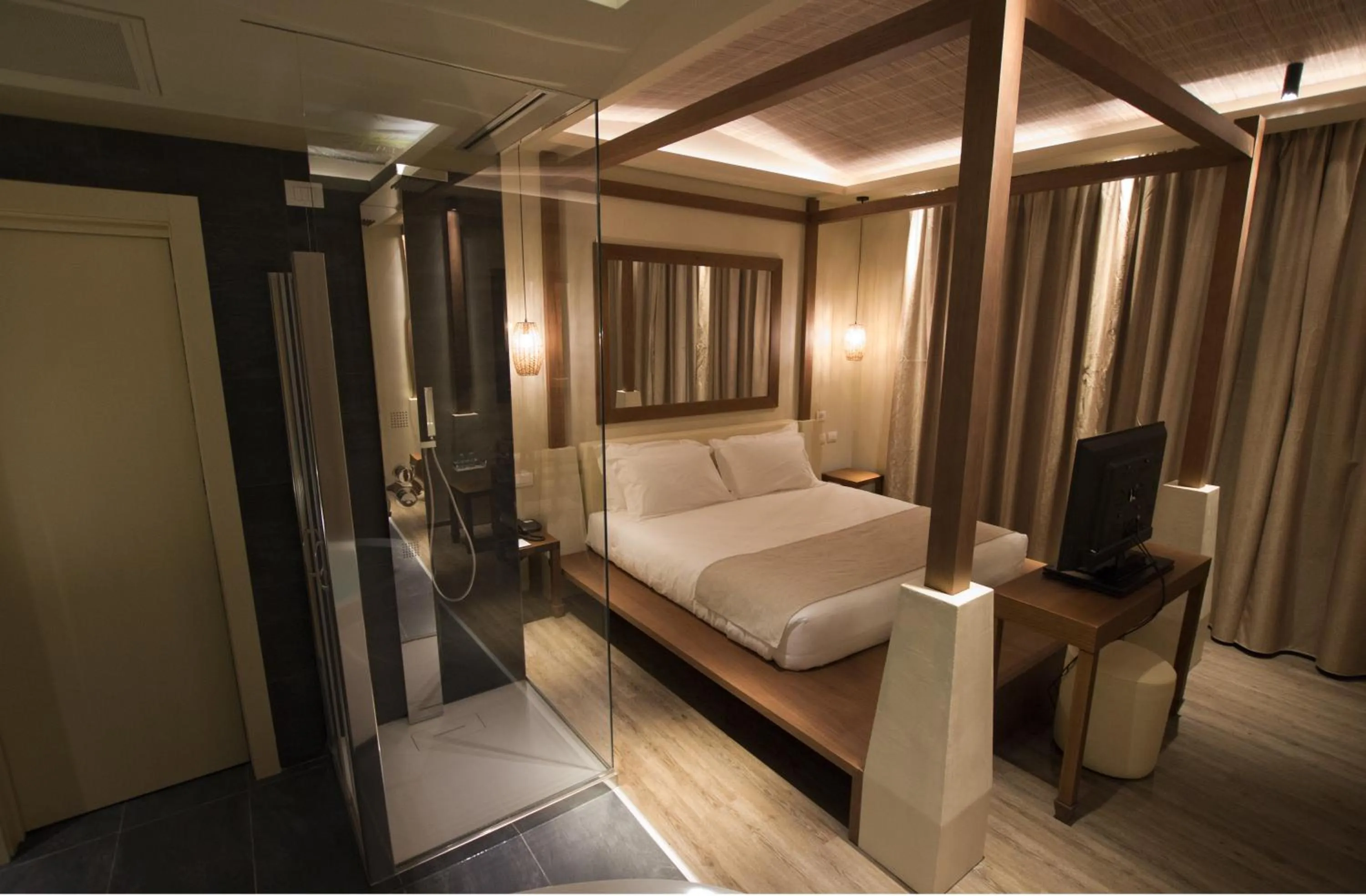 Photo of the whole room, Bed in Emotional Grand Motel