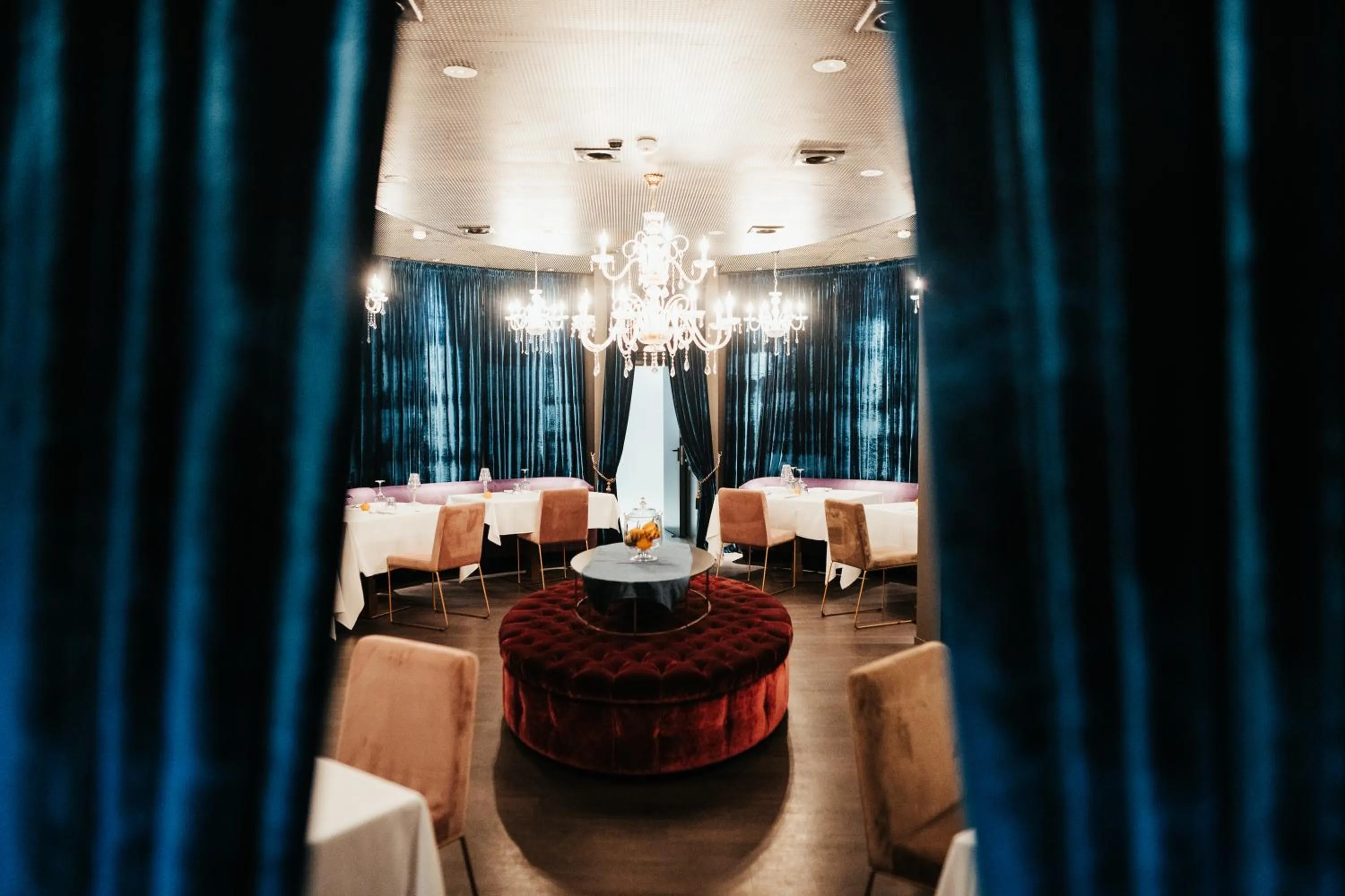 Restaurant/places to eat in Emotional Grand Motel