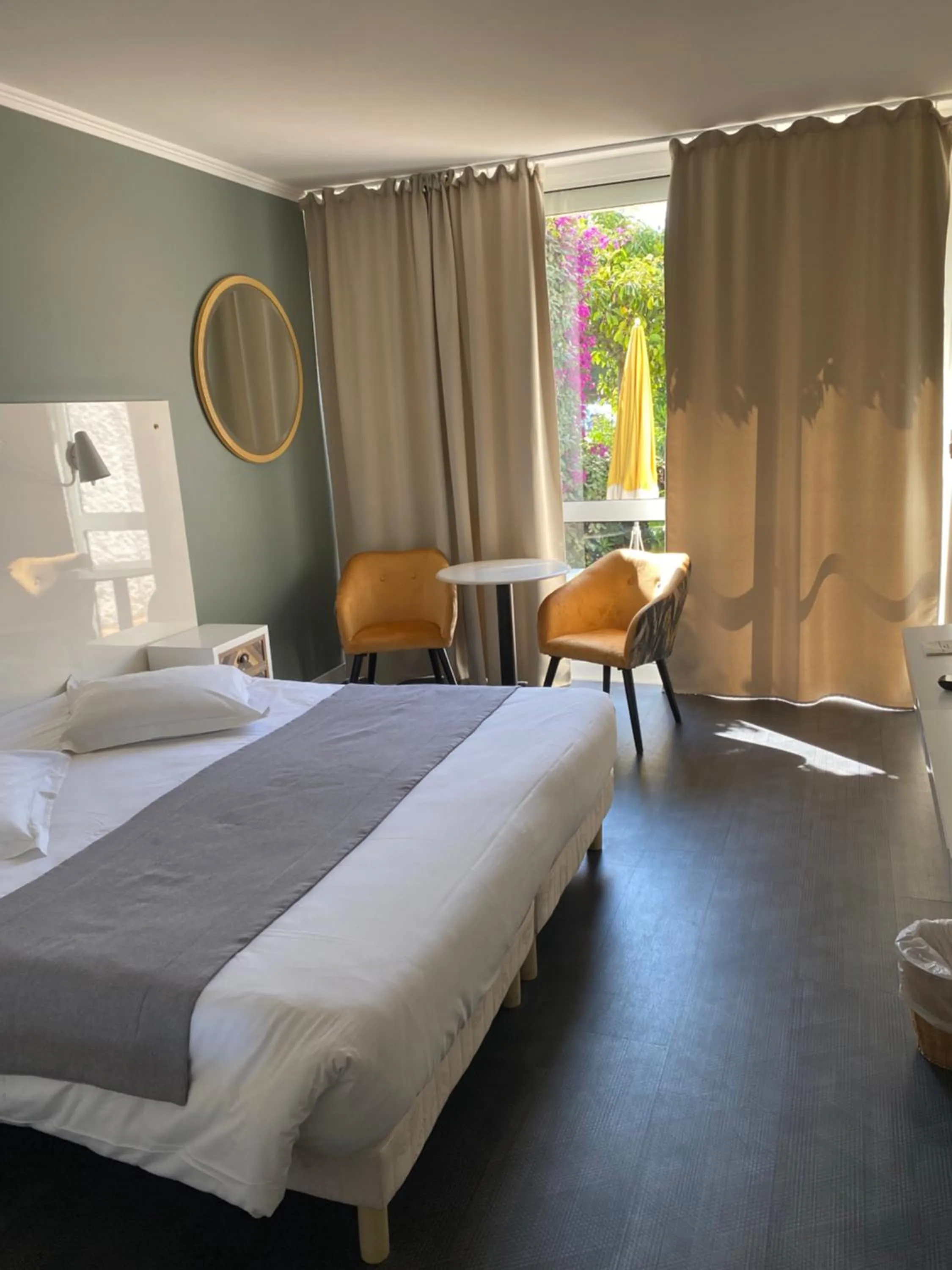 Photo of the whole room in Les Alcyons