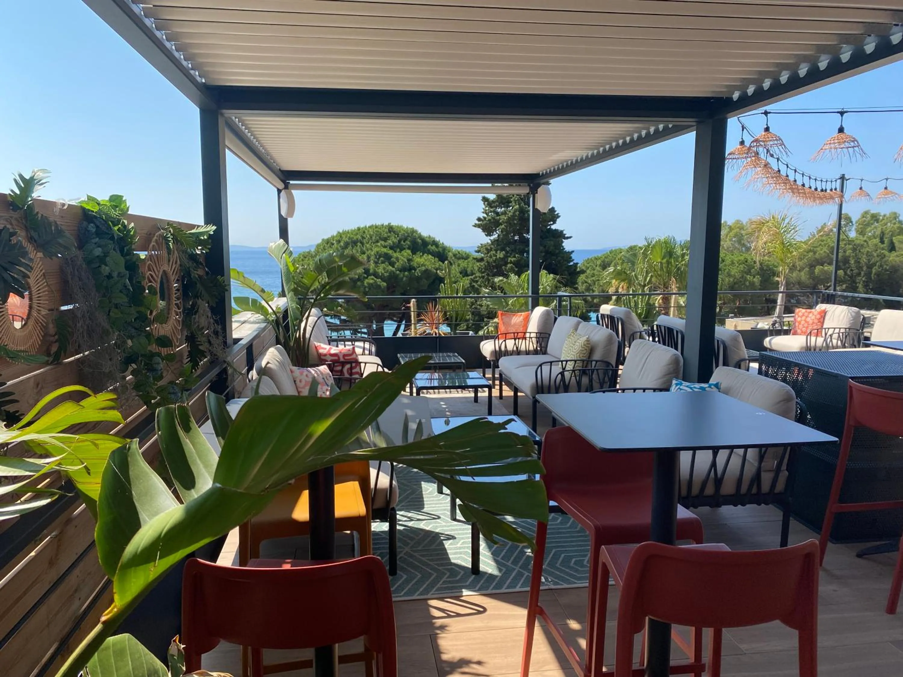 Restaurant/places to eat in Les Alcyons