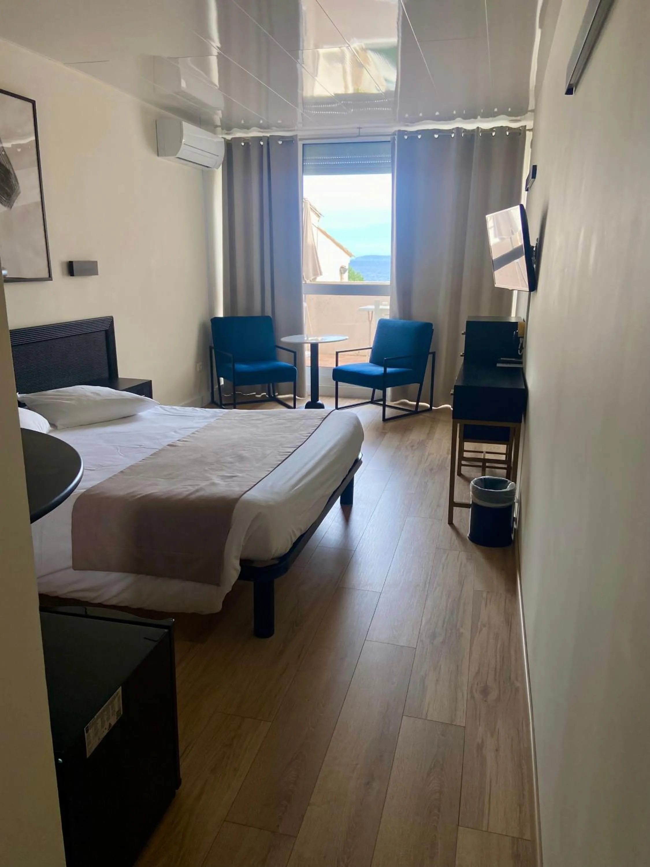 Photo of the whole room in Les Alcyons