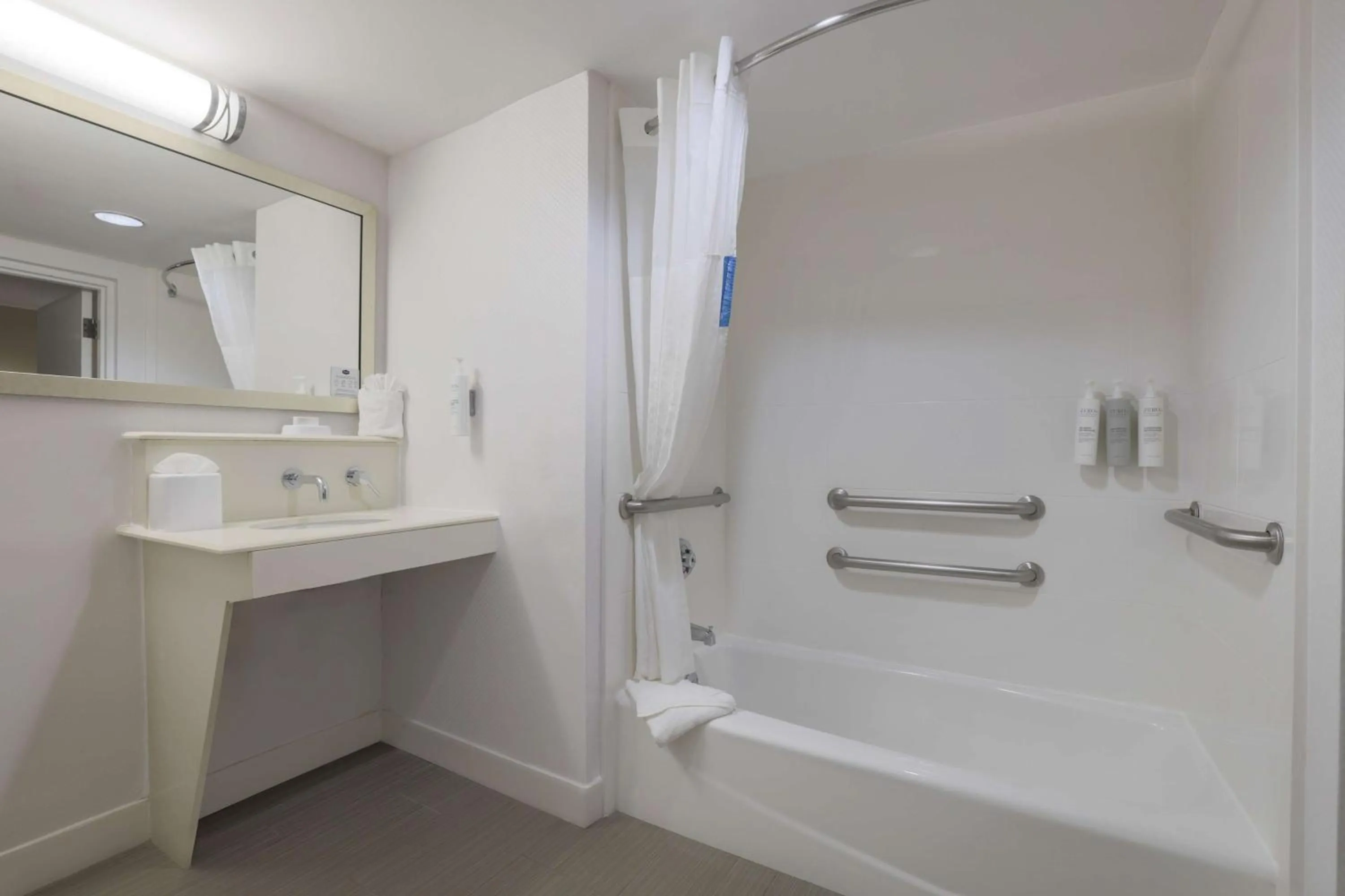 Bathroom in Hampton Inn Raleigh/Garner