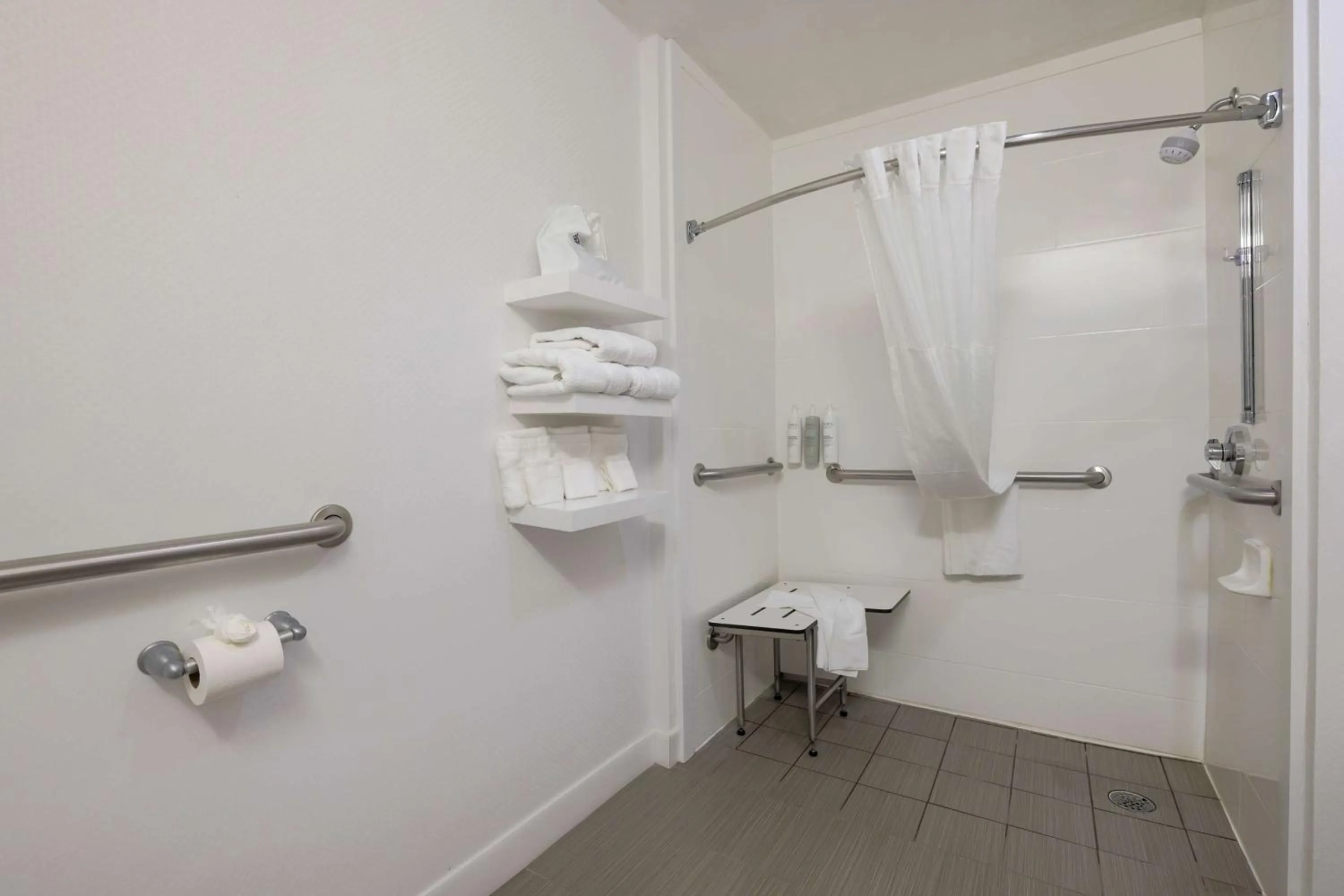 Bathroom in Hampton Inn Raleigh/Garner