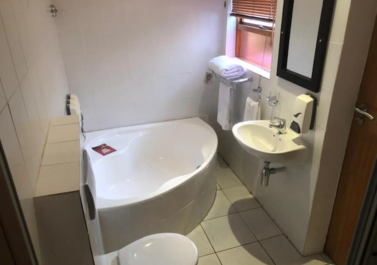 Bathroom in A La Martha's Air-Port Guest House