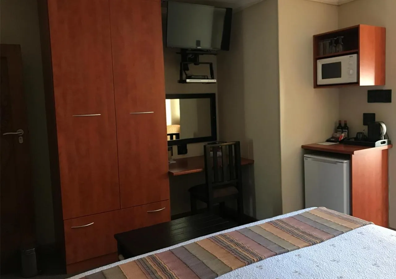 Bedroom, Bed in A La Martha's Air-Port Guest House