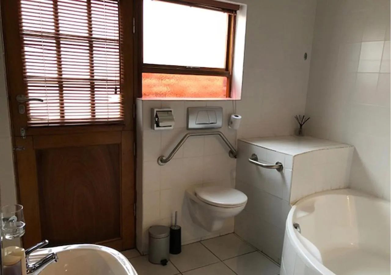 Bathroom in A La Martha's Air-Port Guest House